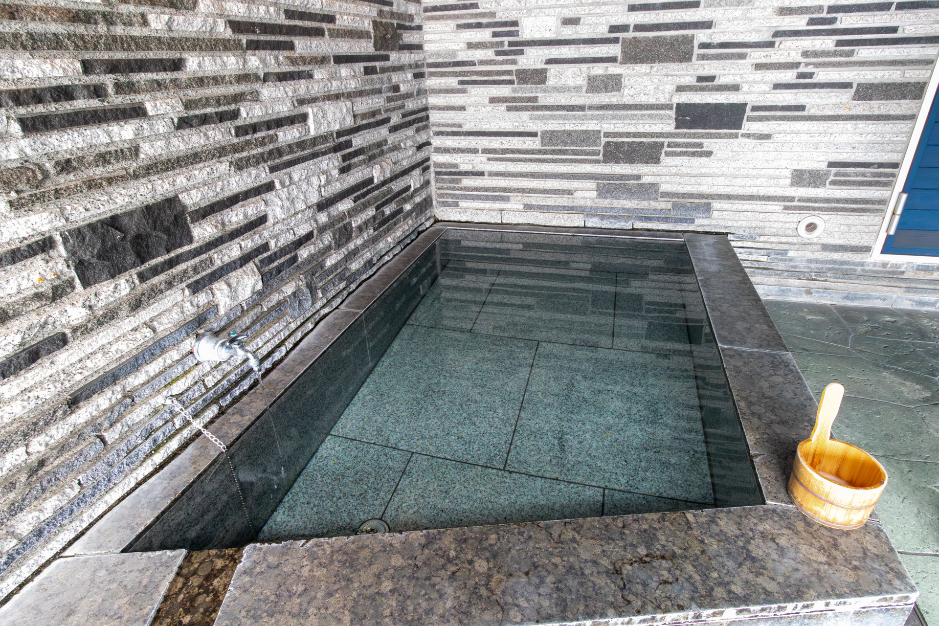 オートロウリュウ機能を備えたサウナと水風呂