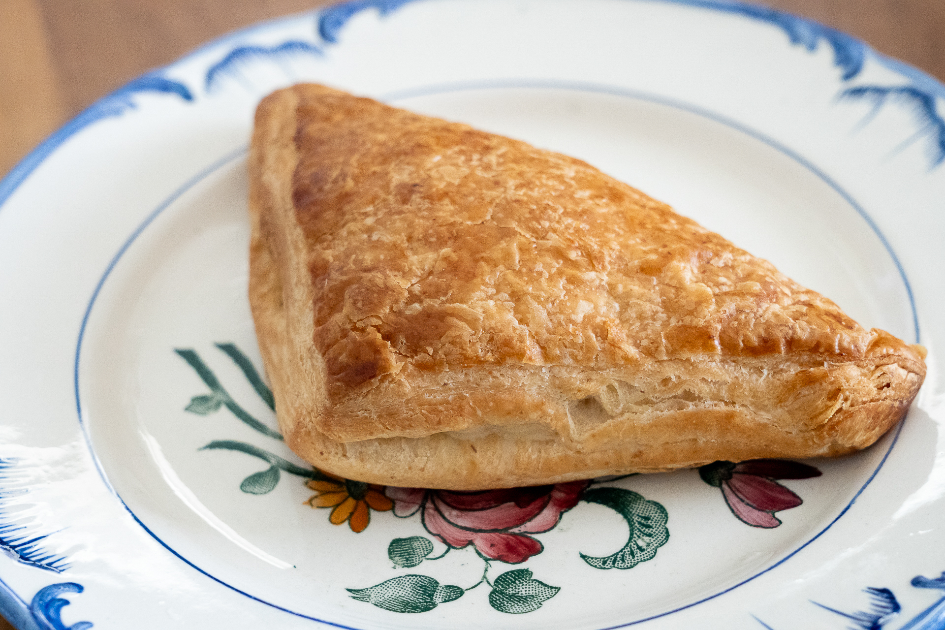 「とろ～りチーズの三角ミートパイ」（192円）