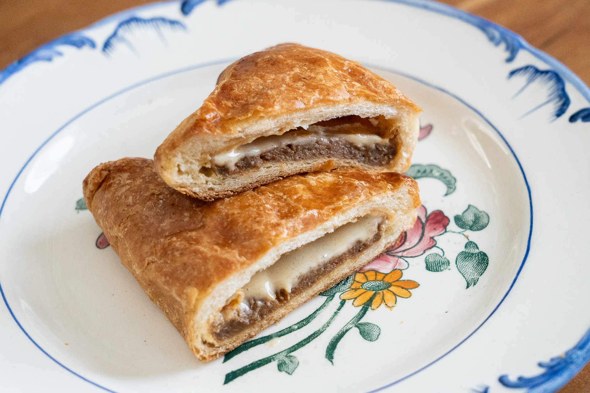 生地の中にはとろ～りチーズソースとミートフィリング