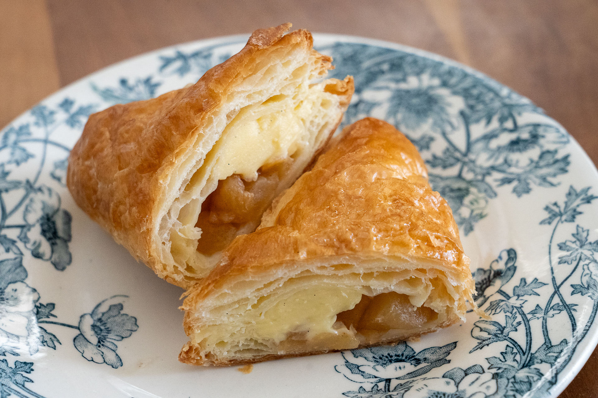 温める前の断面。カスタードクリームの中にある黒い粒はバニラシード