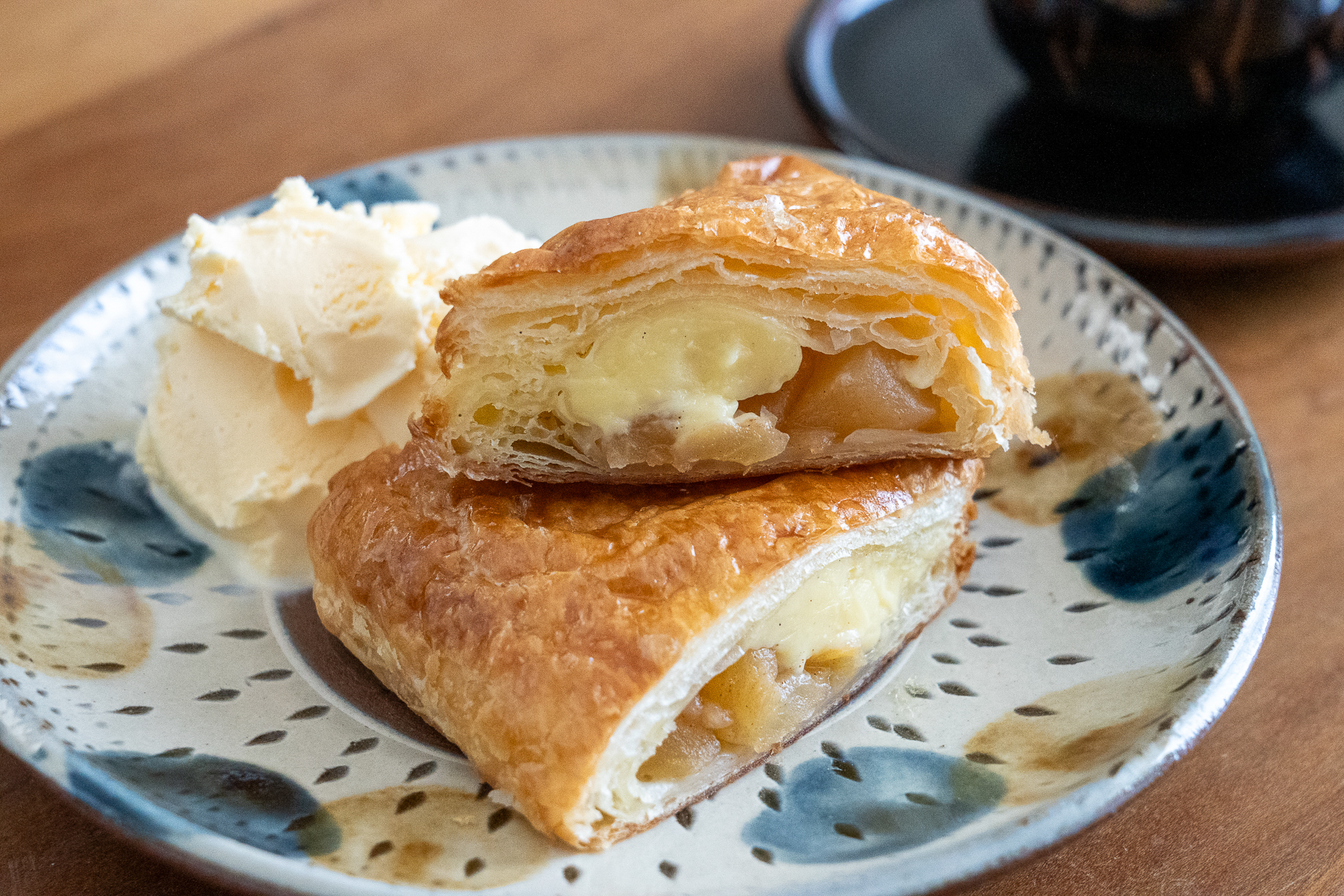 溶けかけたバニラアイスをソースのように絡めて食べる「温＋冷」の組み合わせ