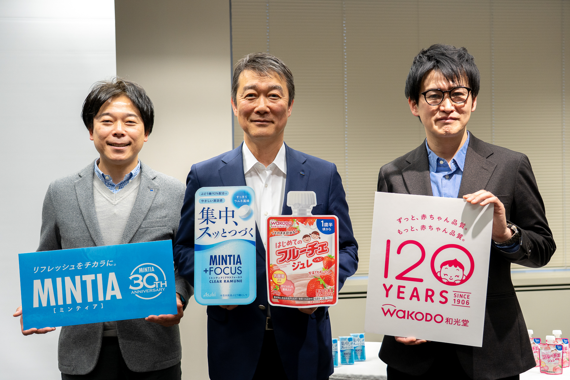 アサヒグループ食品株式会社 代表取締役社長 川原浩氏（中央）、マーケティング一部長　河口文彦氏（左）、マーケティング四部長 高橋岳春氏（右）