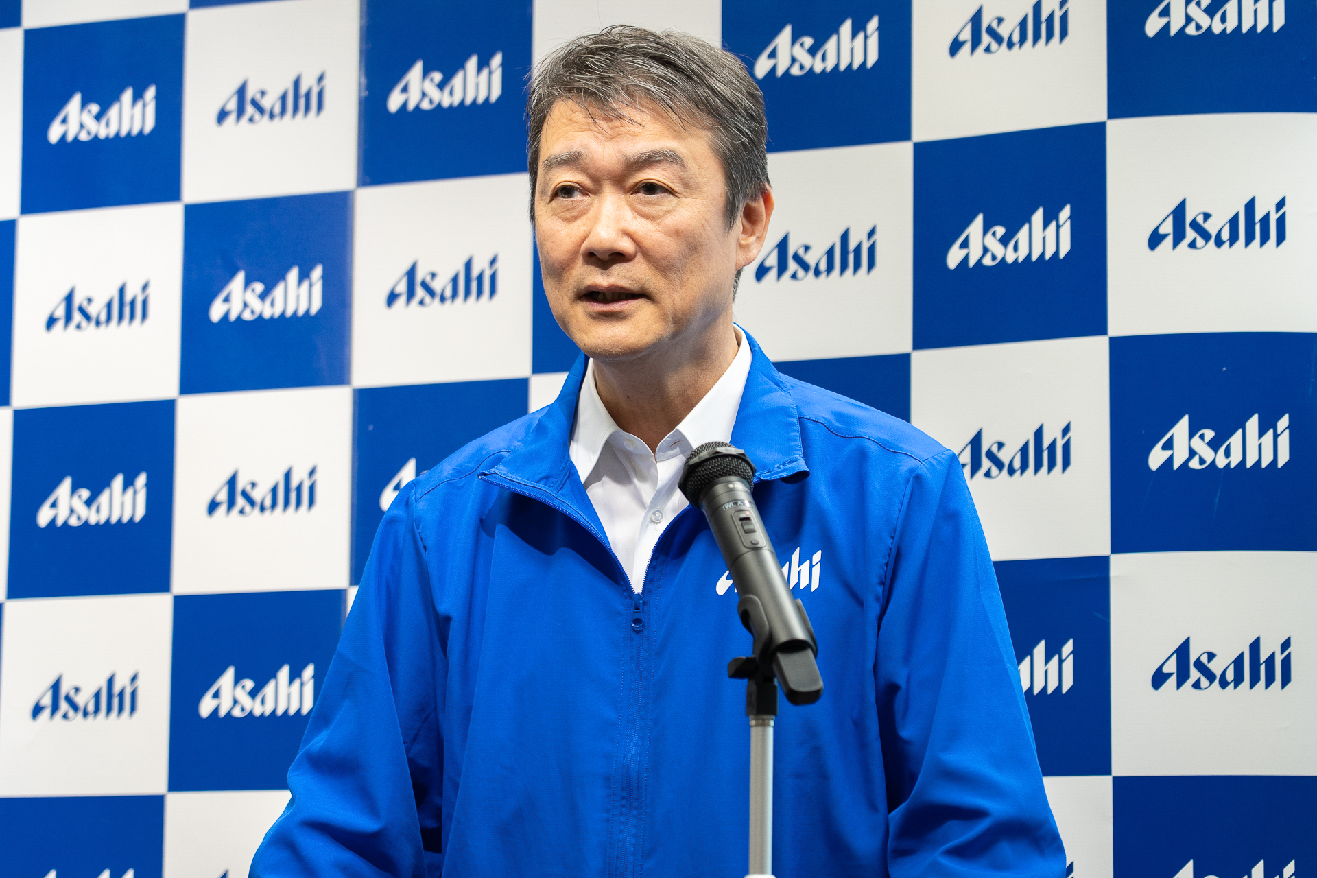 説明会の冒頭は配布時に着用するジャンパー姿で登壇した川原社長