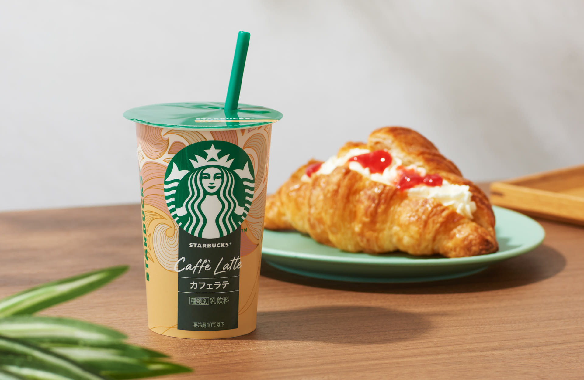 「スターバックス カフェラテ」と相性のよい「クロワッサンサンド いちご＆クリーム」