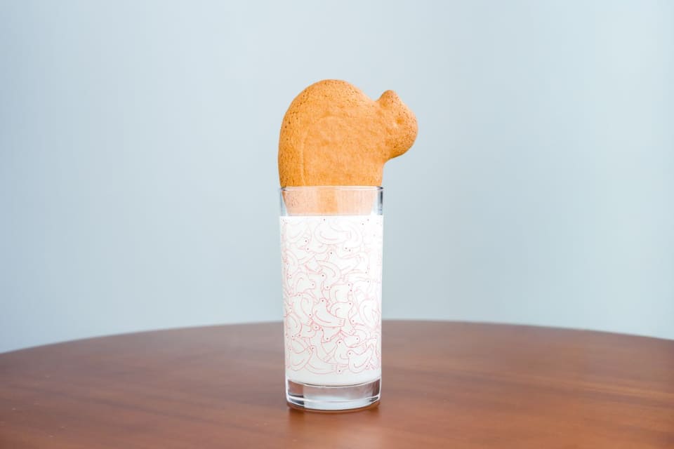 豊島屋「鳩サブローの日」に「鳩ぽっぽーち」「不思議グラス つめたく