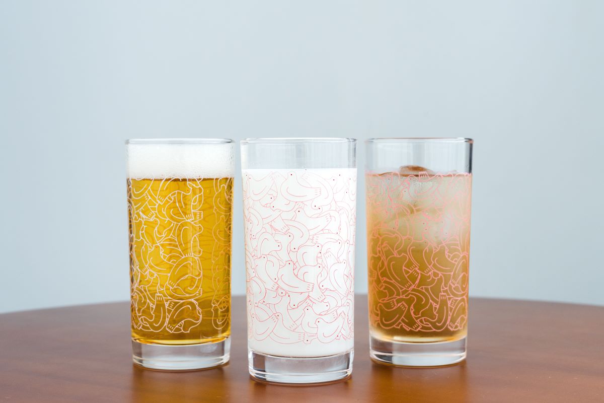 冷たい飲み物を入れると色が変わる