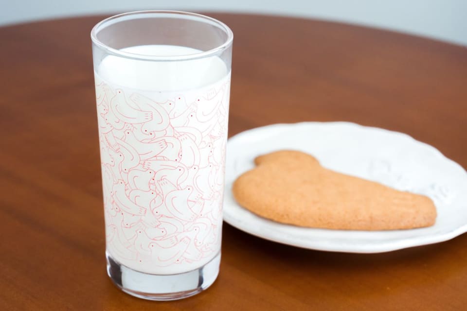 豊島屋「鳩サブローの日」に「鳩ぽっぽーち」「不思議グラス つめたく