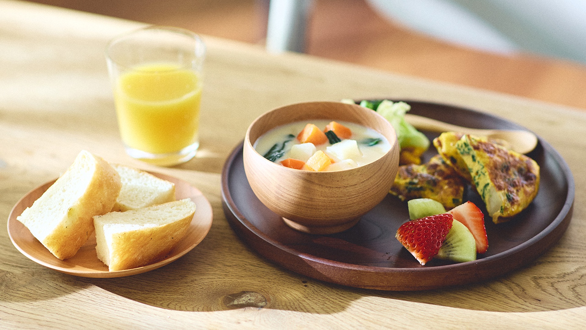 木の温もりを感じられるテーブルウェア