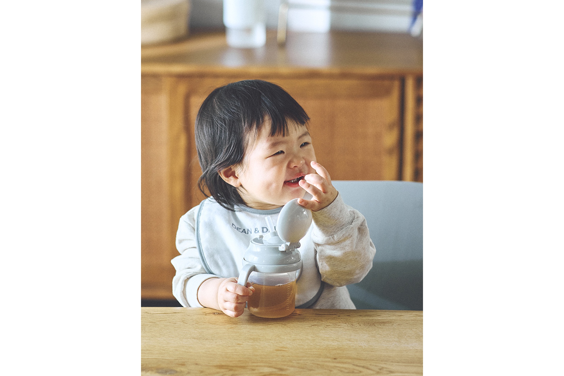 両手 ストローマグ使用イメージ