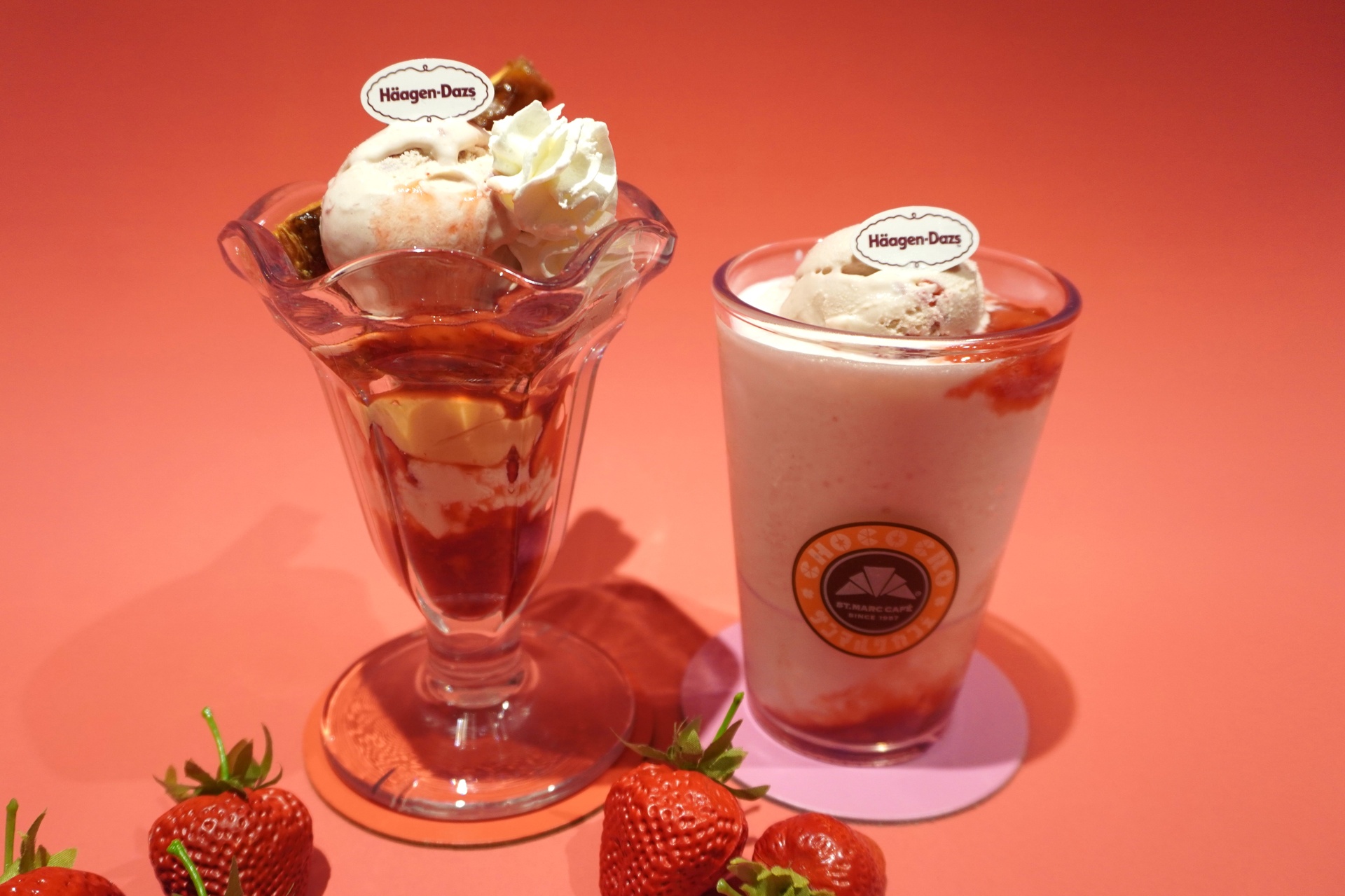 ICHIGO ミルクスムージー with ハーゲンダッツ（右）、ICHIGO ミルフィーユパフェ with ハーゲンダッツ（左）