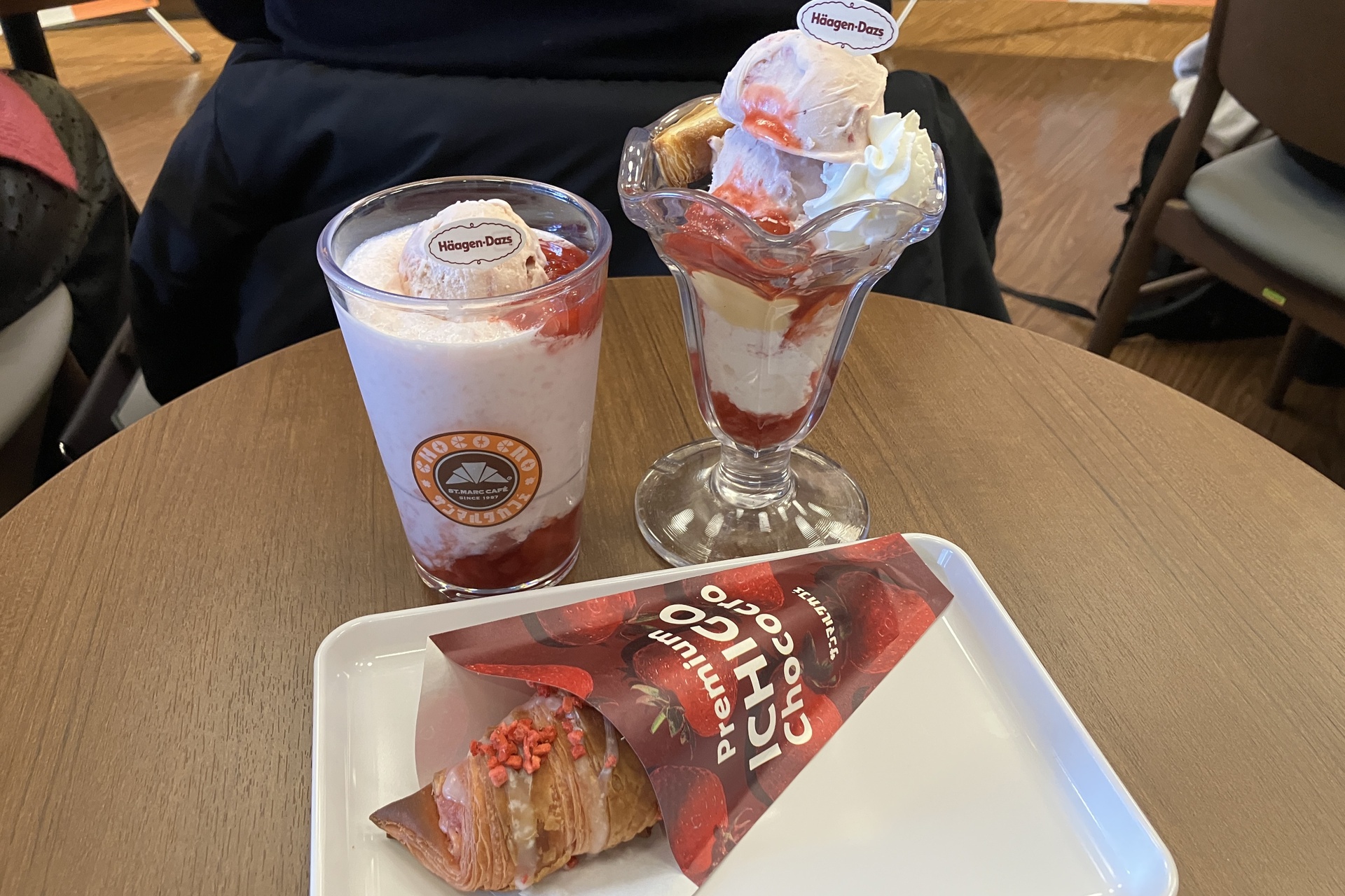 試食で提供された（手前から時計回りに）「プレミアム ICHIGO チョコクロ」「ICHIGO ミルクスムージー with ハーゲンダッツ」「ICHIGO ミルフィーユパフェ with ハーゲンダッツ」