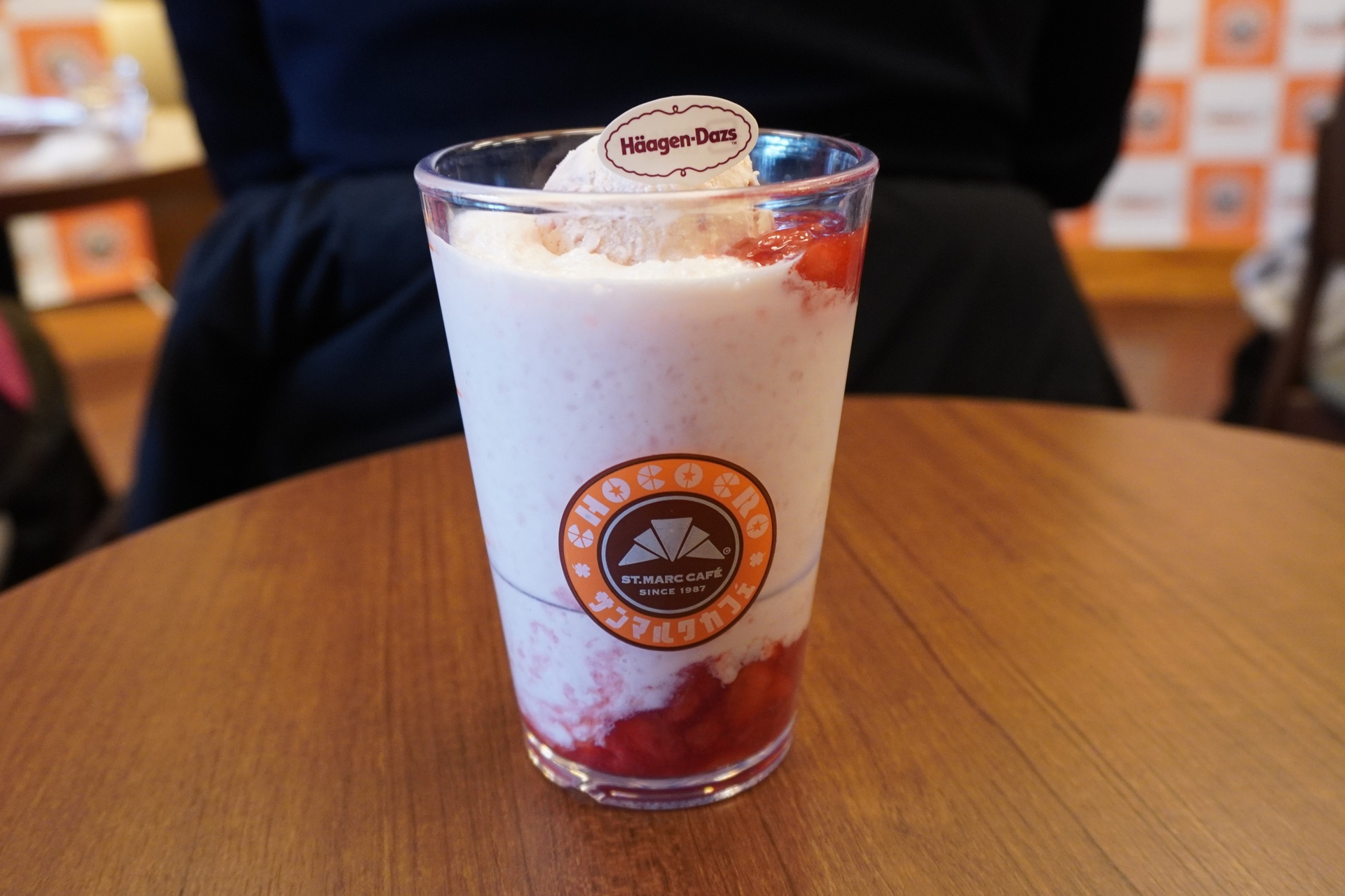 上にも下にもいちごソースがたっぷり