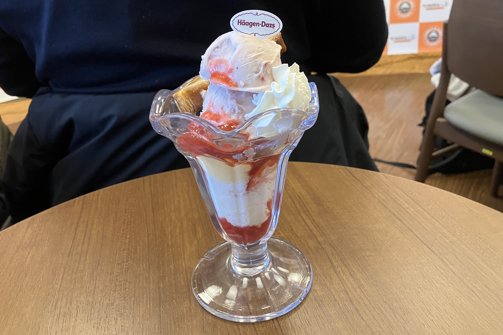 ハーゲンダッツ ストロベリーアイスクリームが2つのって贅沢！