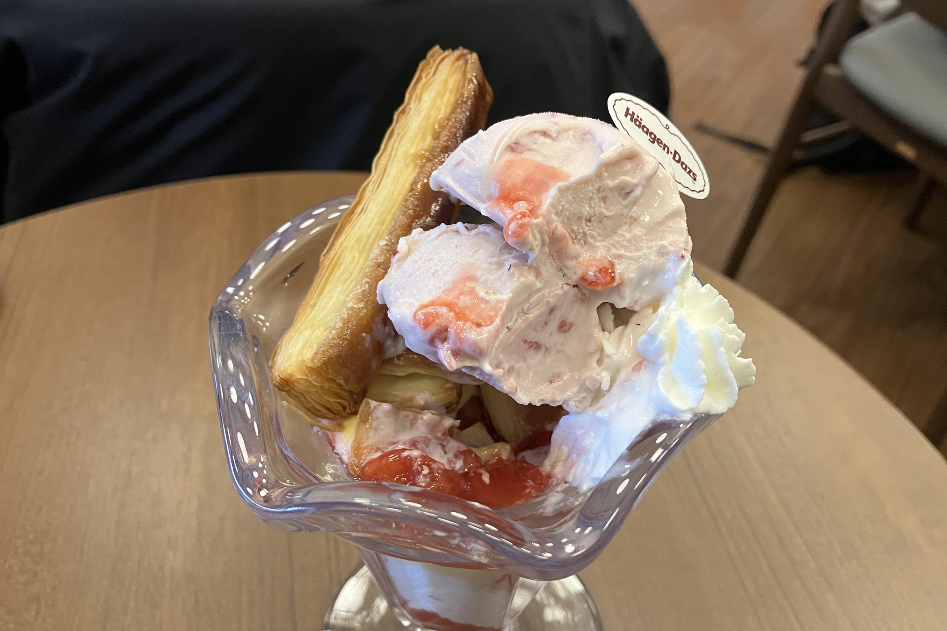 アイスクリームの下にはパイが入り、一緒に食べるといろんな食感が楽しめる