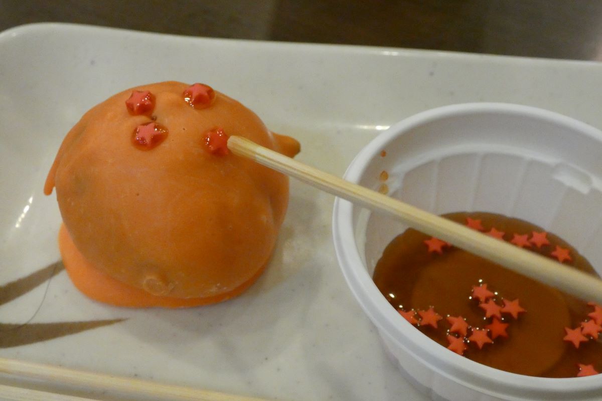 別添えのメープルシロップに入った星型の砂糖菓子をつけてドラゴンボールを再現