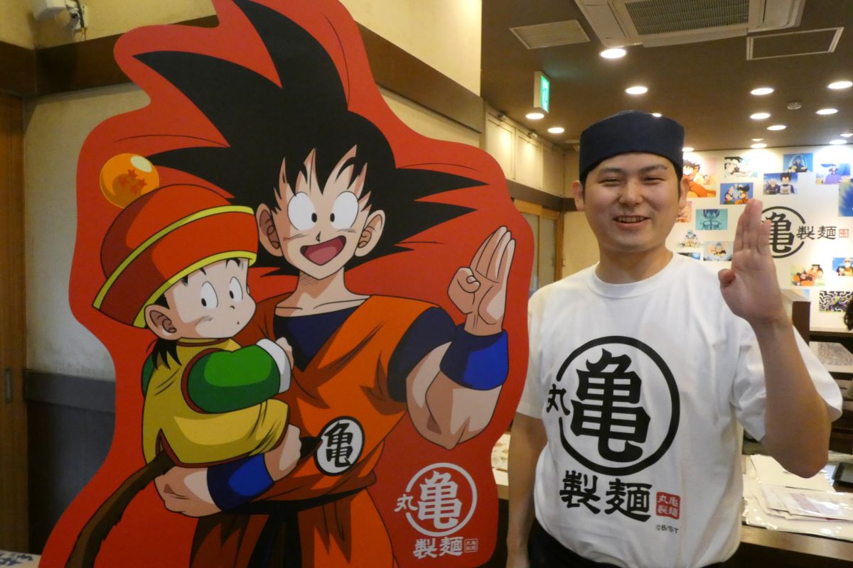 孫悟空・孫悟飯の大型パネルや従業員の「ドラゴンボールZ」仕様の制服など「ドラゴンボールZ」一色となっている