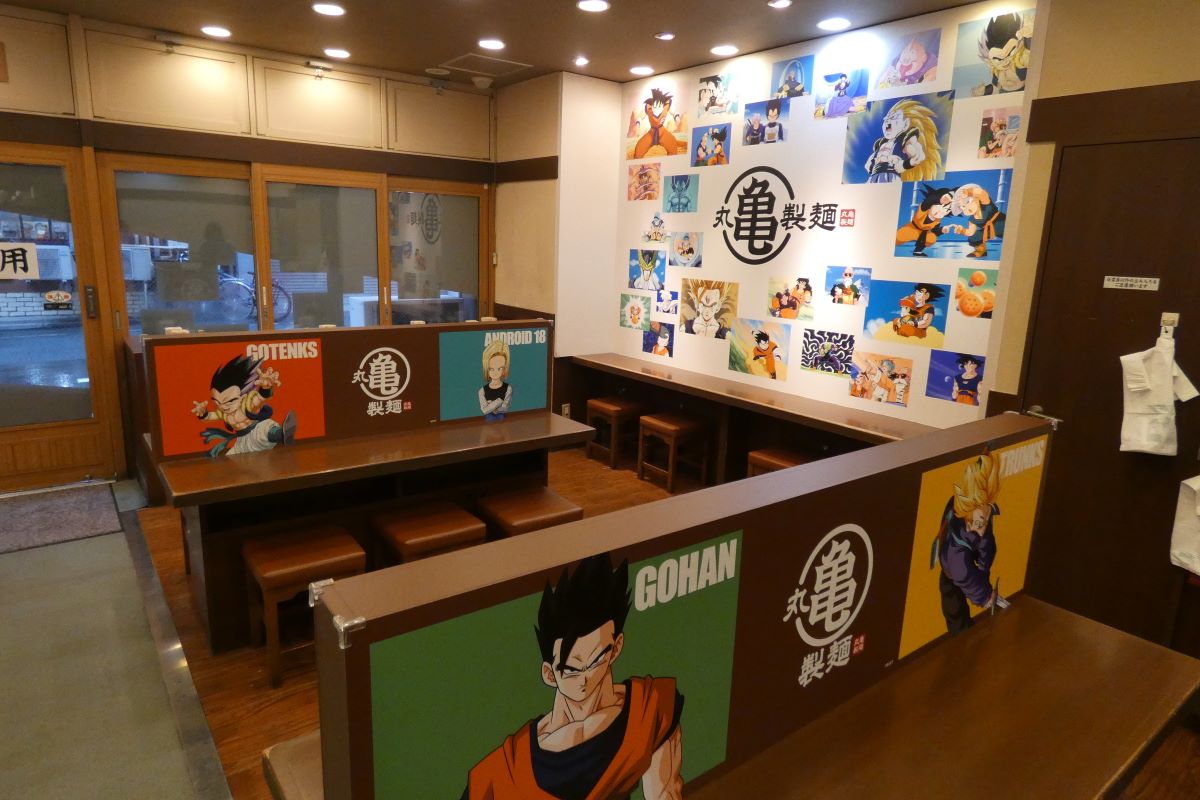 テーブル上の仕切りや壁一面に「ドラゴンボールZ」のイラストがデザインされている