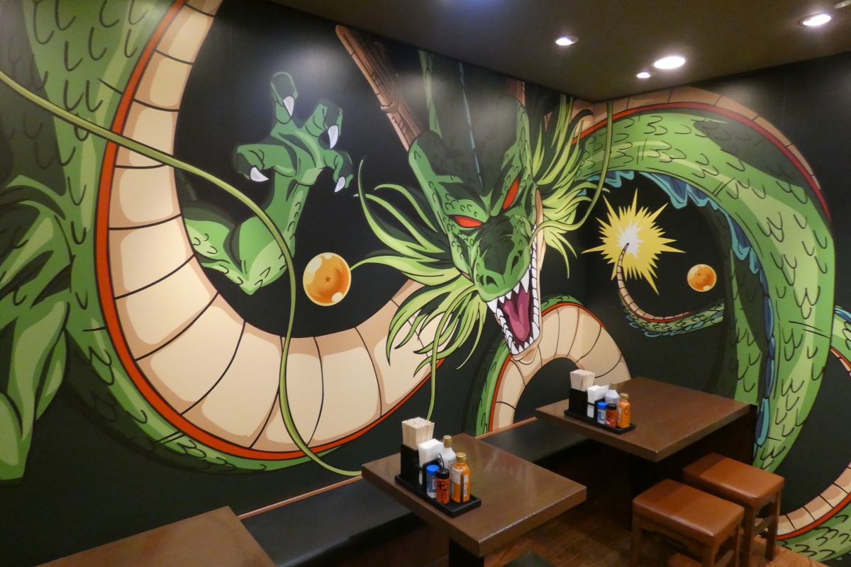 店舗奥の壁三面に神龍が大迫力で描かれている