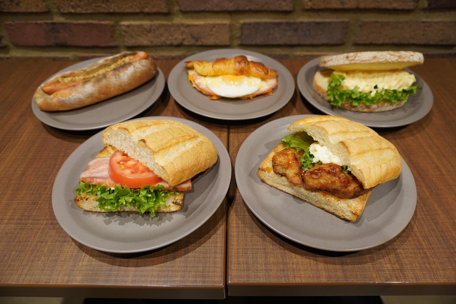 「プレミアムホットサンド BLT」（前列左）をはじめ、フードメニューを強化