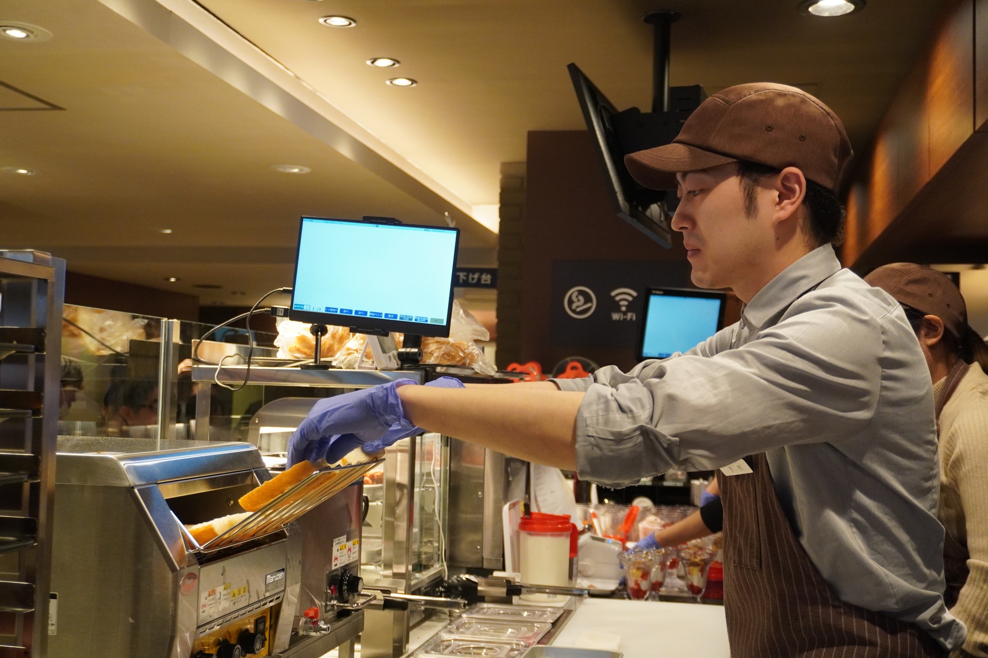 注文が入ってから「プレミアムホットサンド BLT」を調理