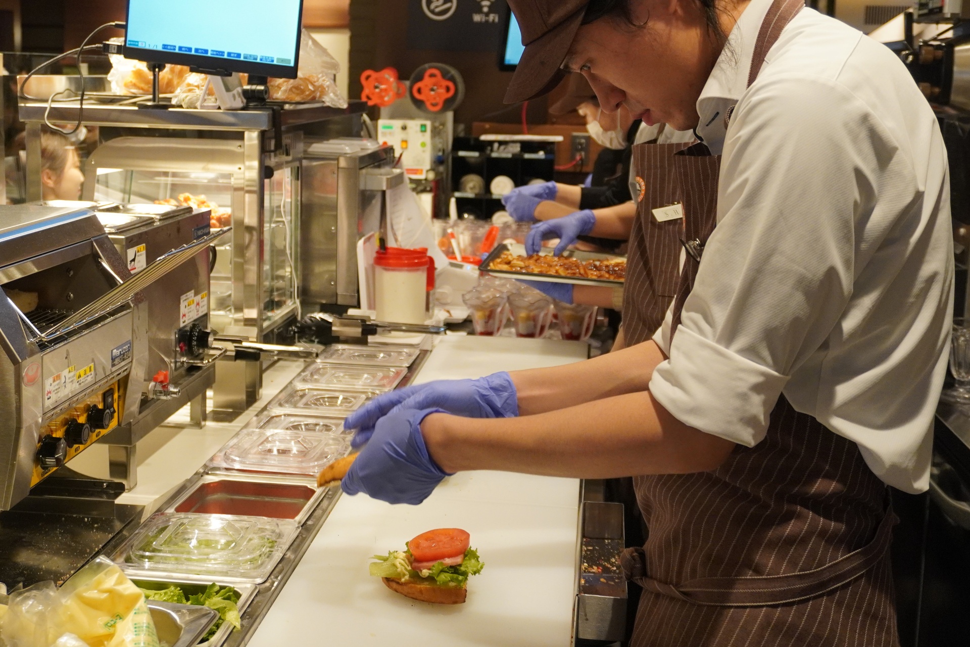 注文が入ってから「プレミアムホットサンド BLT」を調理