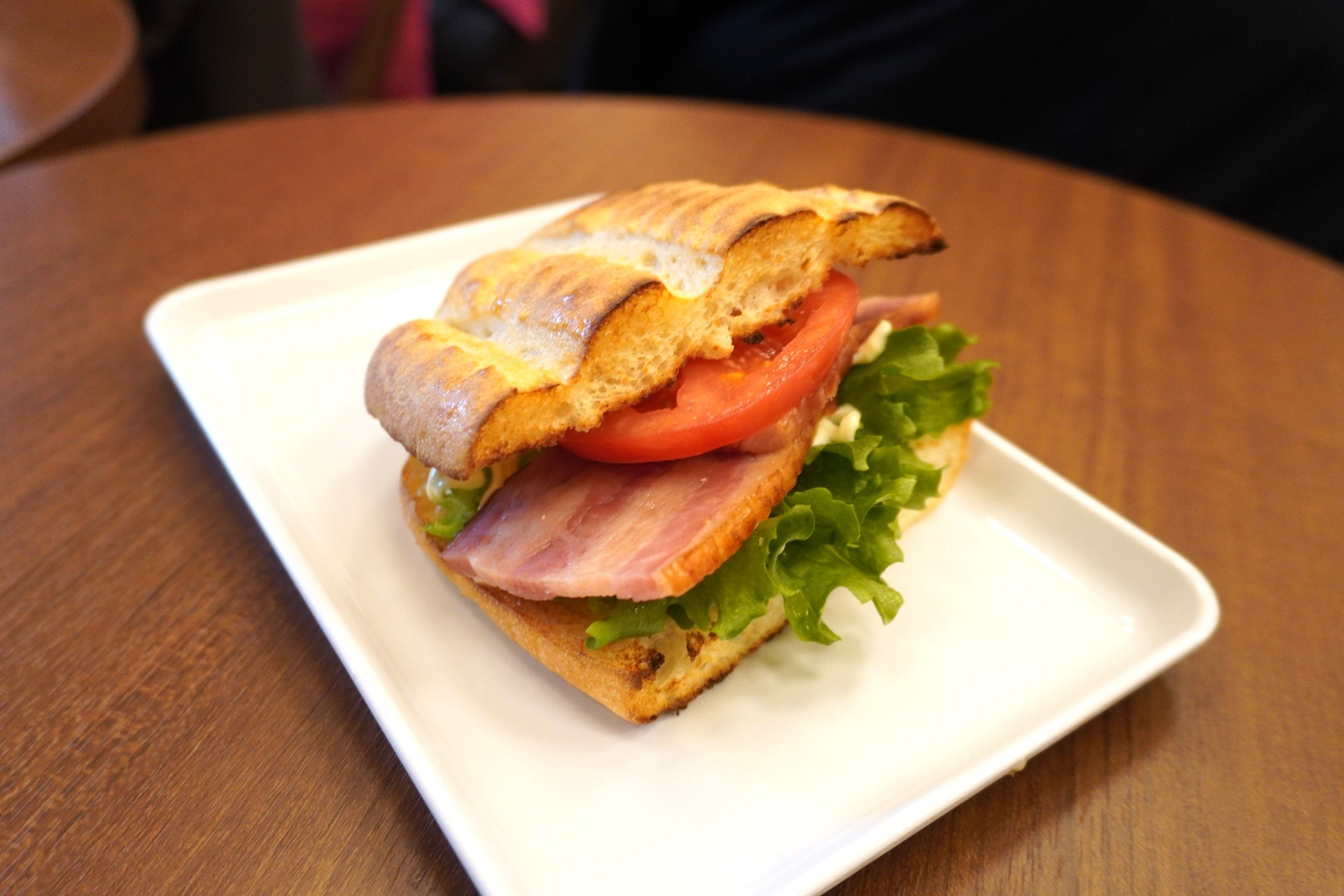 提供された「プレミアムホットサンド BLT」。パンが温かく具材のジューシーさも味わえる
