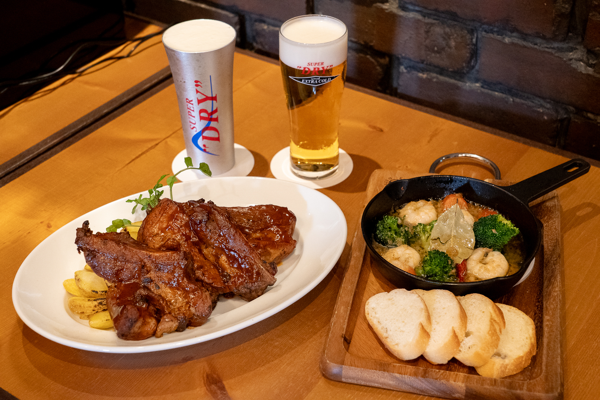 「BEER DINER SUPER DRY TOKYO」で提供されるスペアリブやアヒージョなど。2種類の「スーパードライ」が提供される