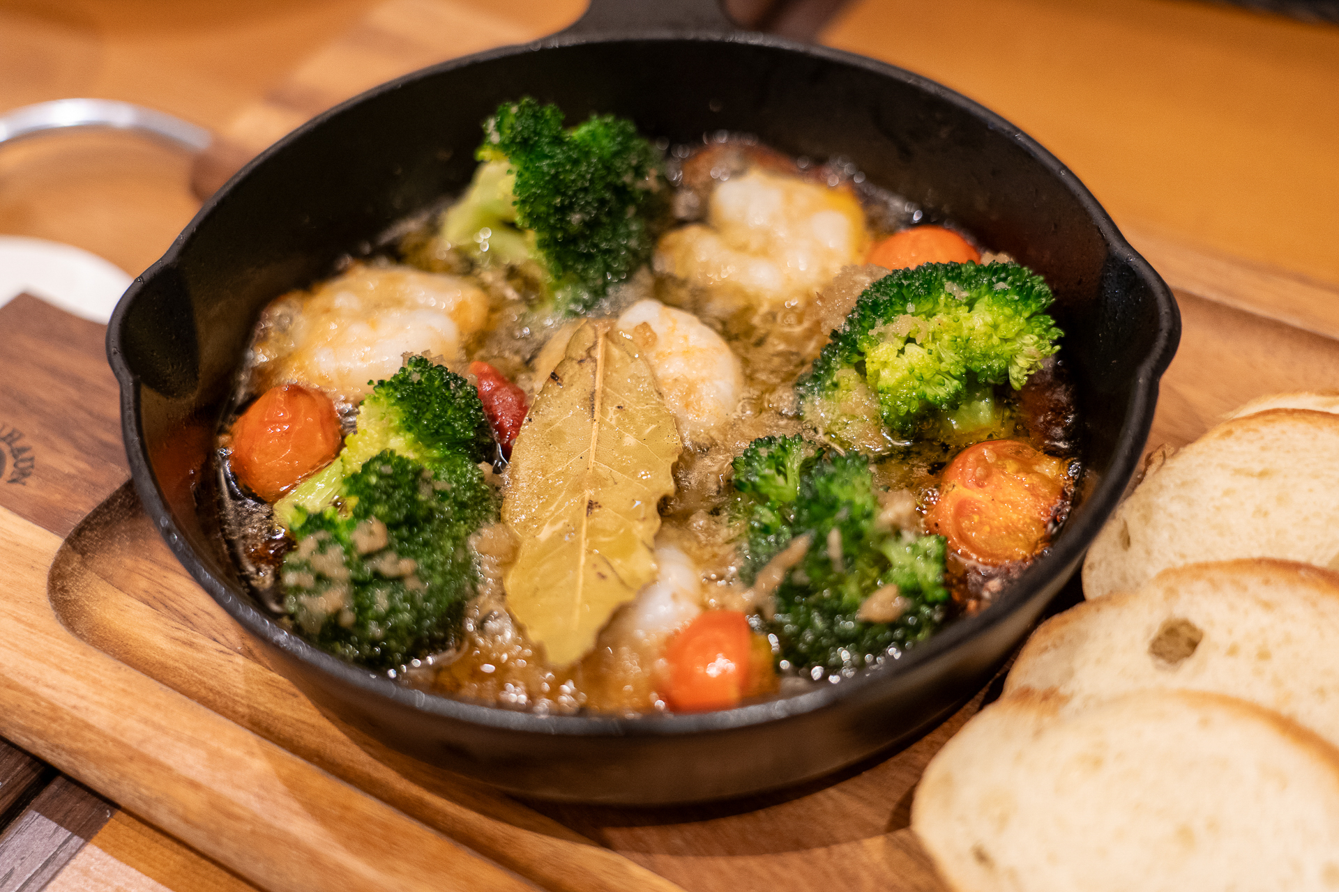 2階のメニュー「海老とブロッコリーのアツアツアヒージョ」（1080円）