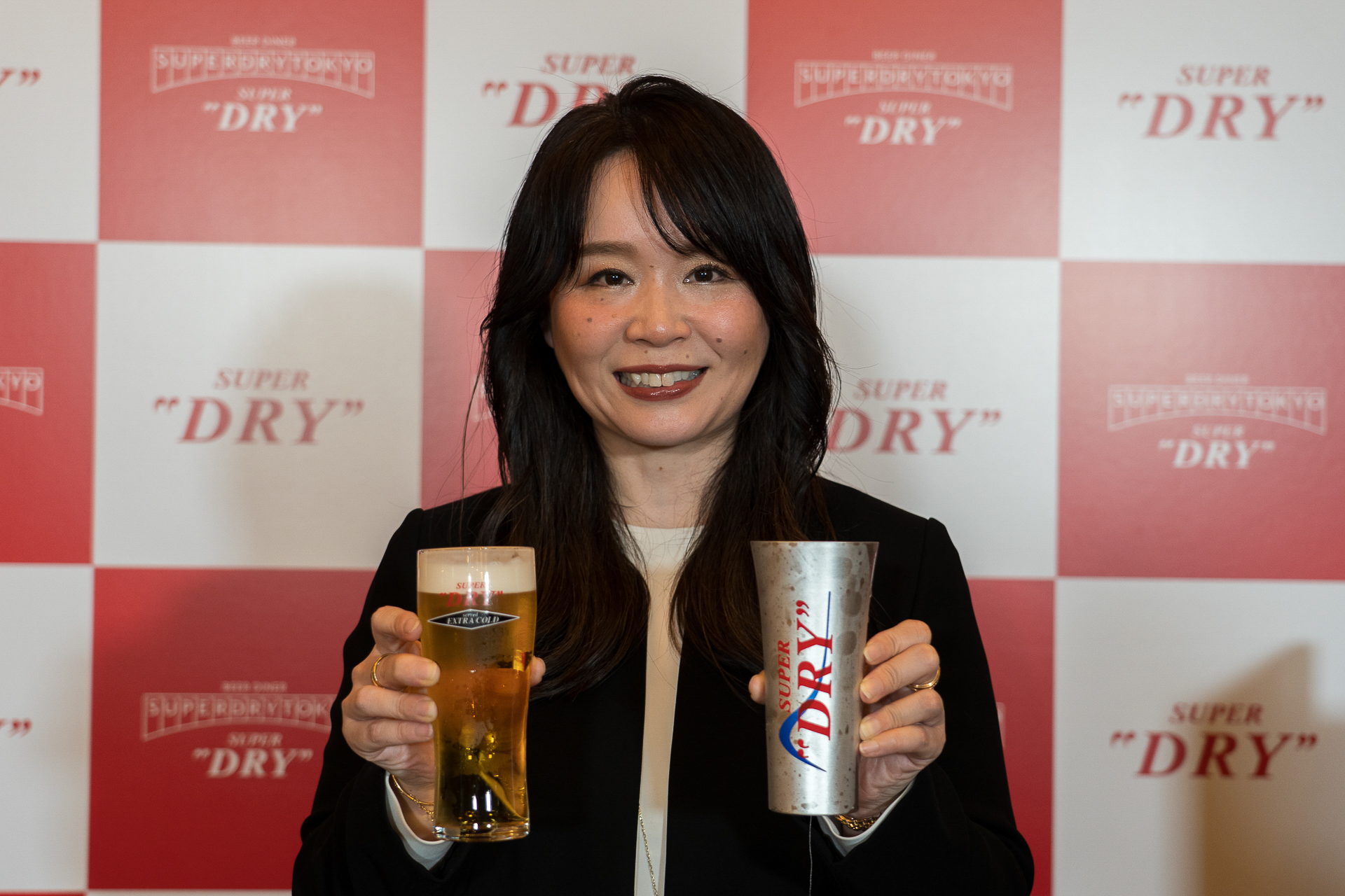 「スーパードライは冷やすことで辛口のうまさがより際立ちます」と野間氏。スーパードライの“辛口のうまさ”を最大限に引き出す「キンキンタンブラー」で飲むこともできる