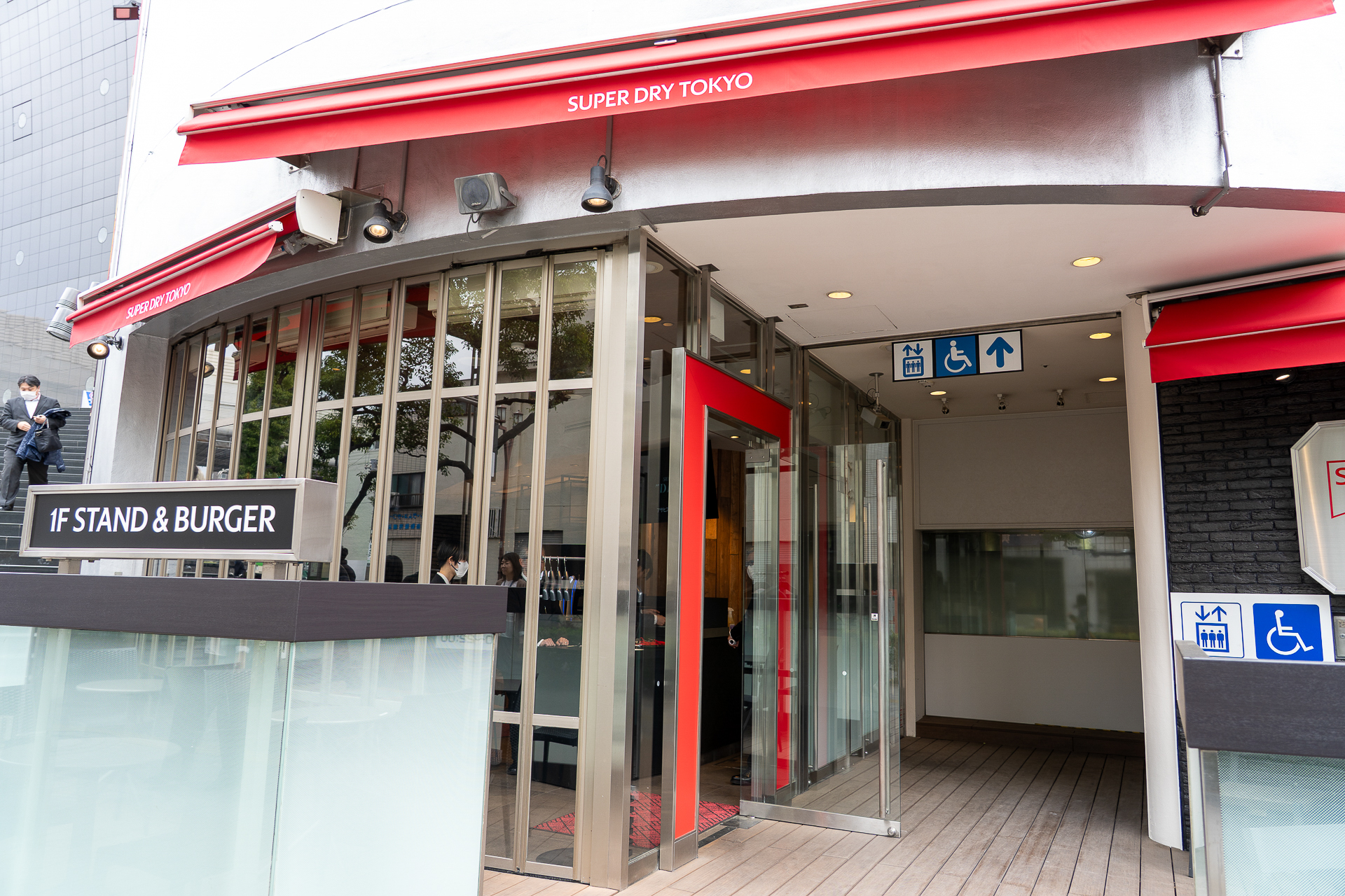 1階「STAND&BURGER」の入り口