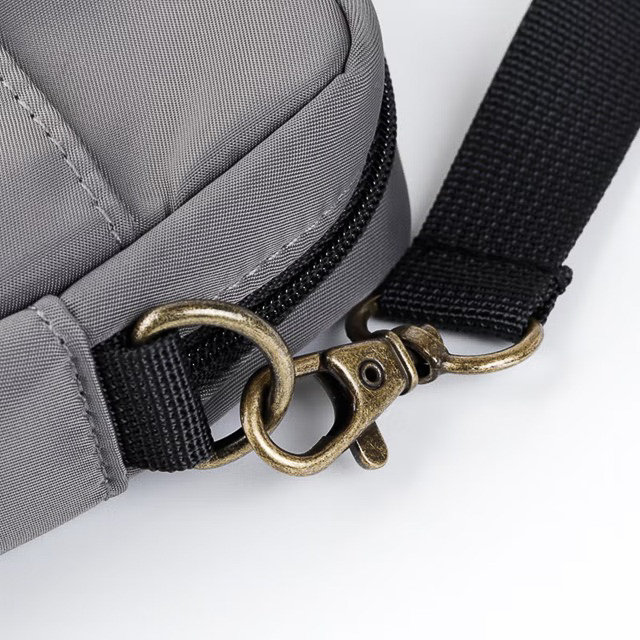 ショルダーとポーチをつなぐ金具や外側ポケットのボタンは、アンティークゴールド調のパーツを使用