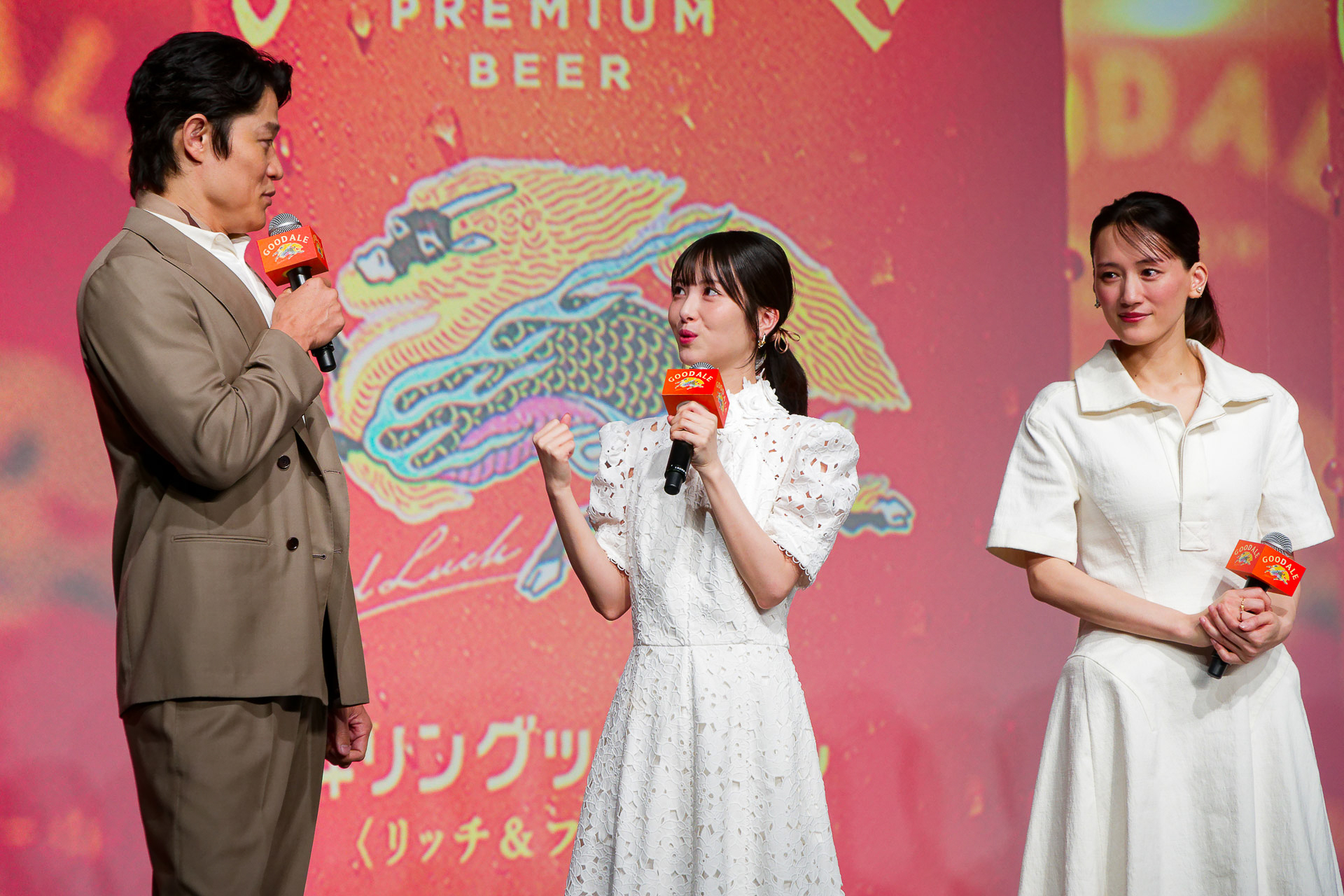 CMに出演している鈴木亮平さん、浜辺美波さん、綾瀬はるかさん