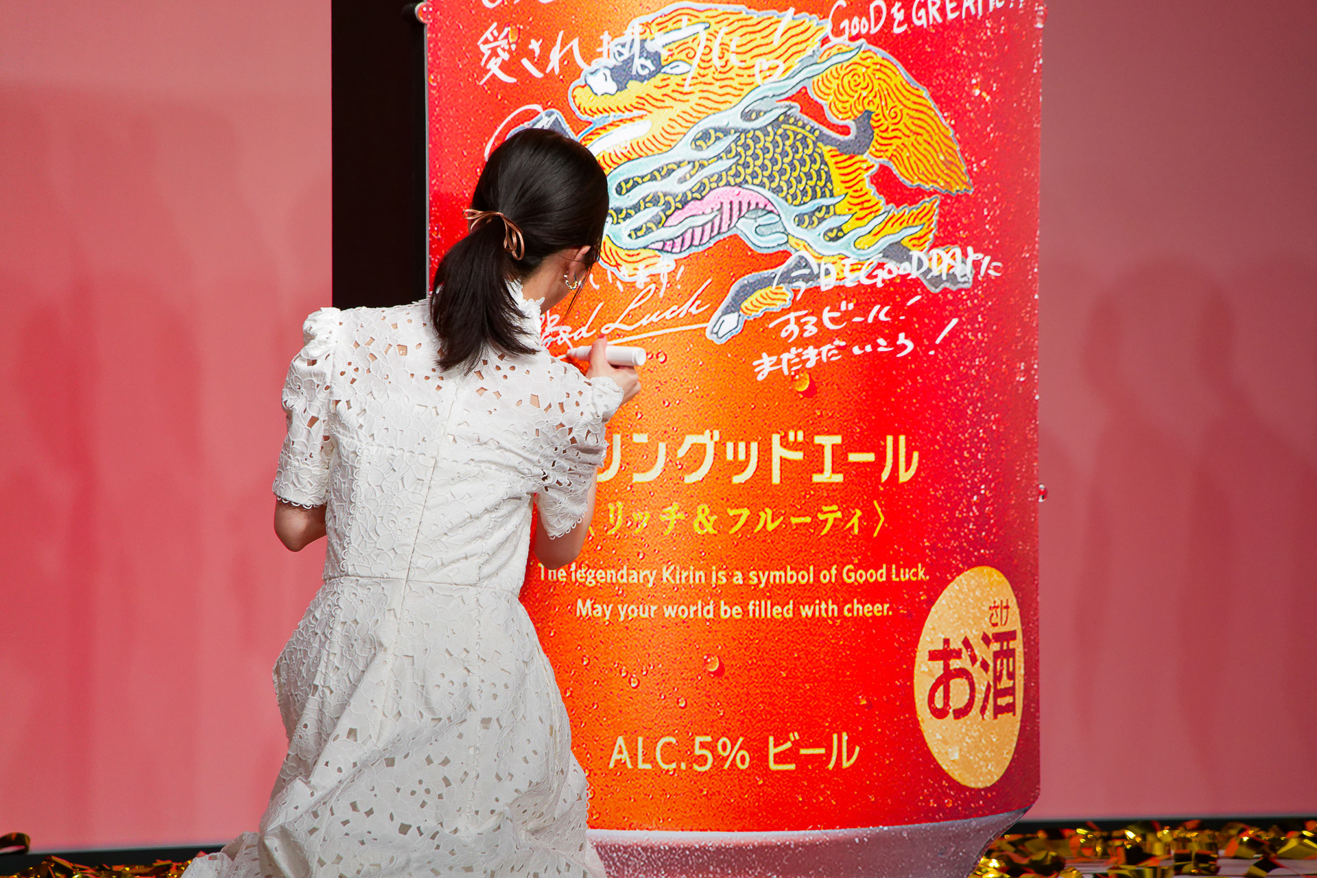 巨大POPにサインする浜辺美波さん