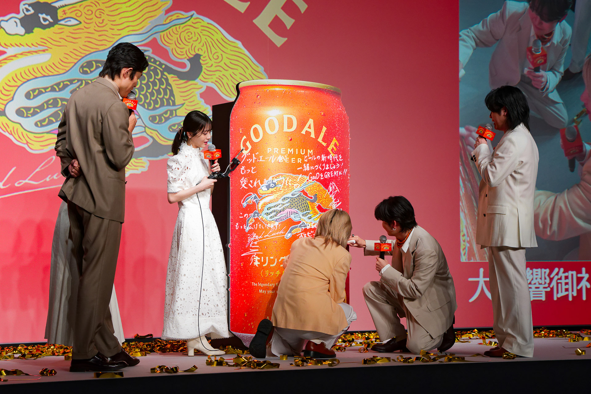 Mrs. GREEN APPLEの若井さんと藤澤さんもサイン