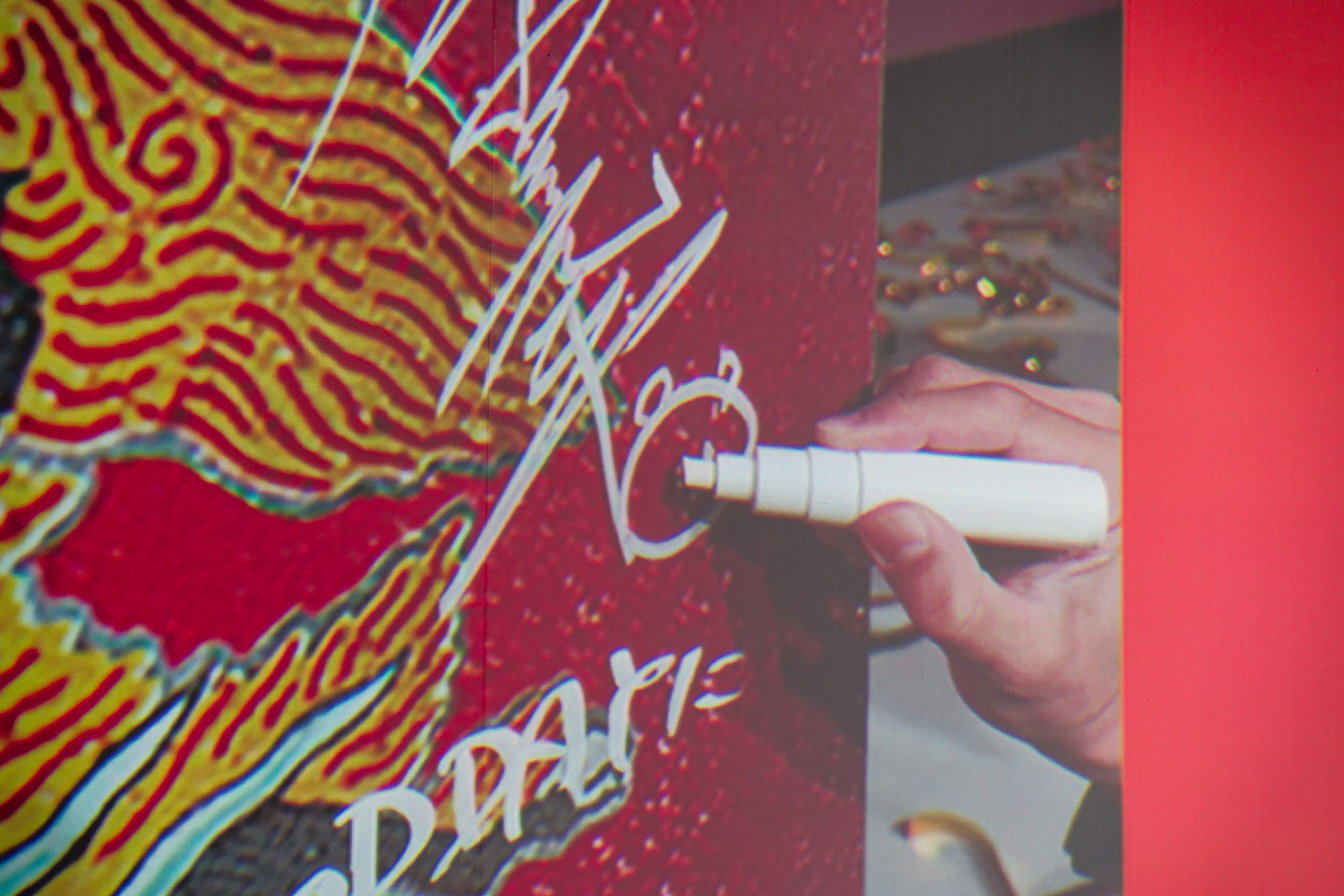 サインに「クマちゃん」を描いていることを「子供っぽい」と周囲にいじられた綾瀬はるかさん。「これからは小っちゃく書く」としたが、代わりに鈴木さんやMrs. GREEN APPLEのメンバーがそろって大きく「クマちゃん」を描いていた