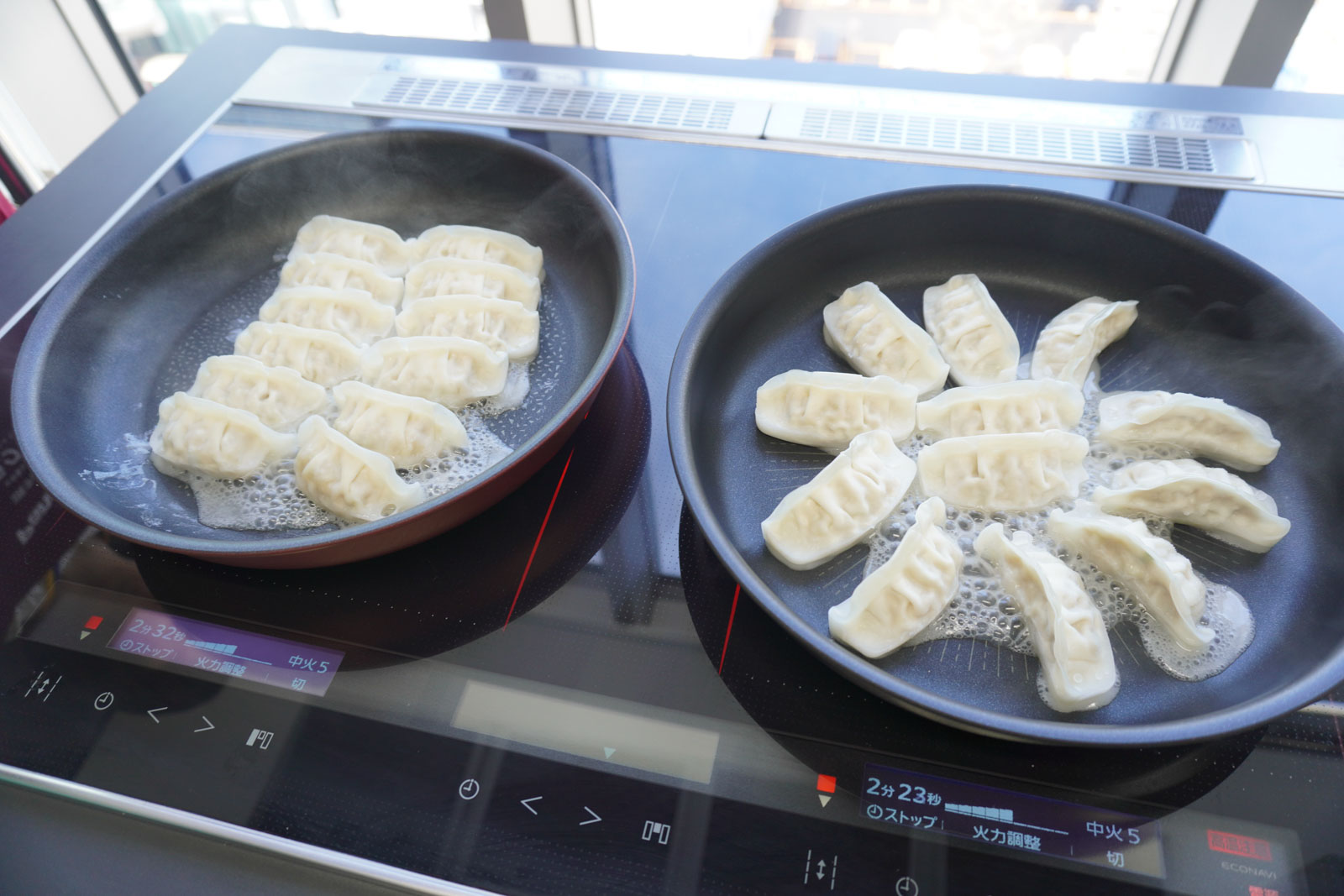 点火して約2分ほどで餃子の底のハネの素が溶けてくる