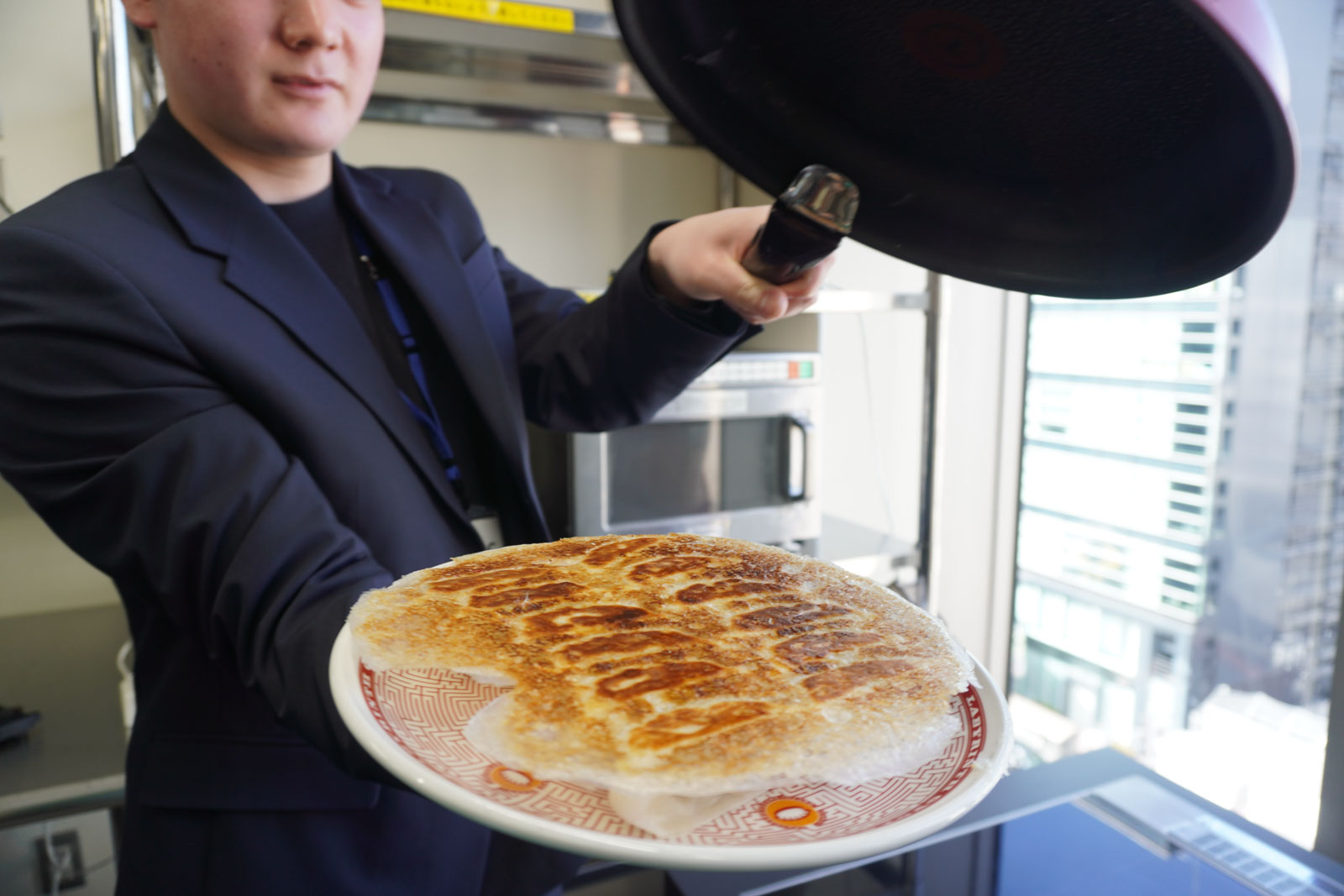 フライパンをひっくり返すと、餃子がスルッとフライパンから取れてきれいに盛れた