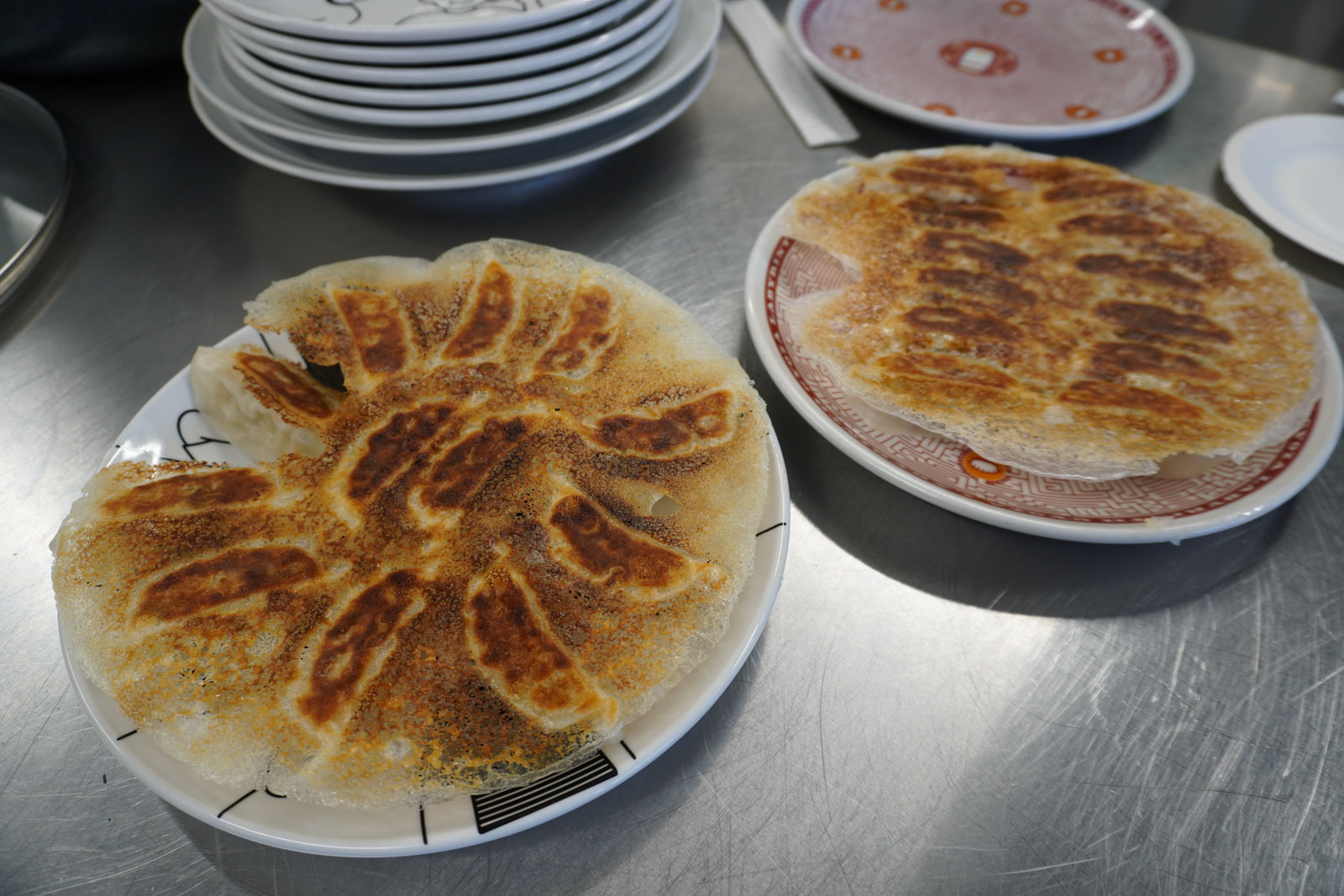 フタなしでも焼き色とハネがバッチリ！　皮はもちもちで中はジューシー