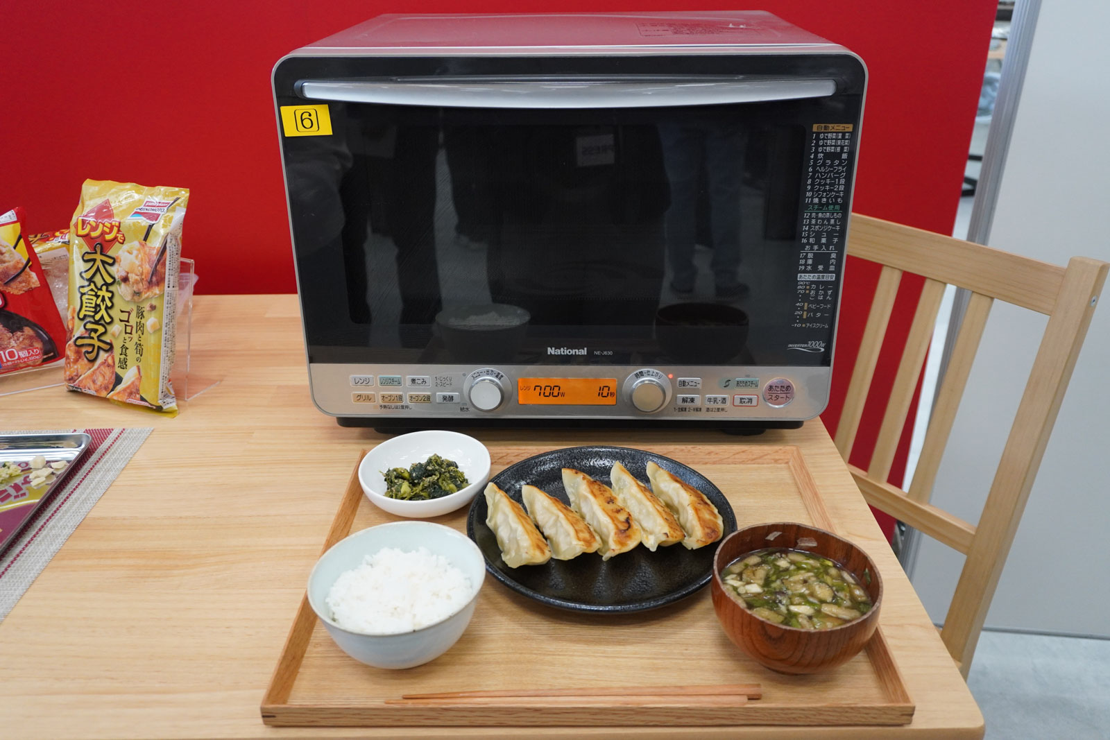 電子レンジで温めた「AJINOMOTO ギョーザ＜レンジで大餃子＞」で手軽に食事ができる