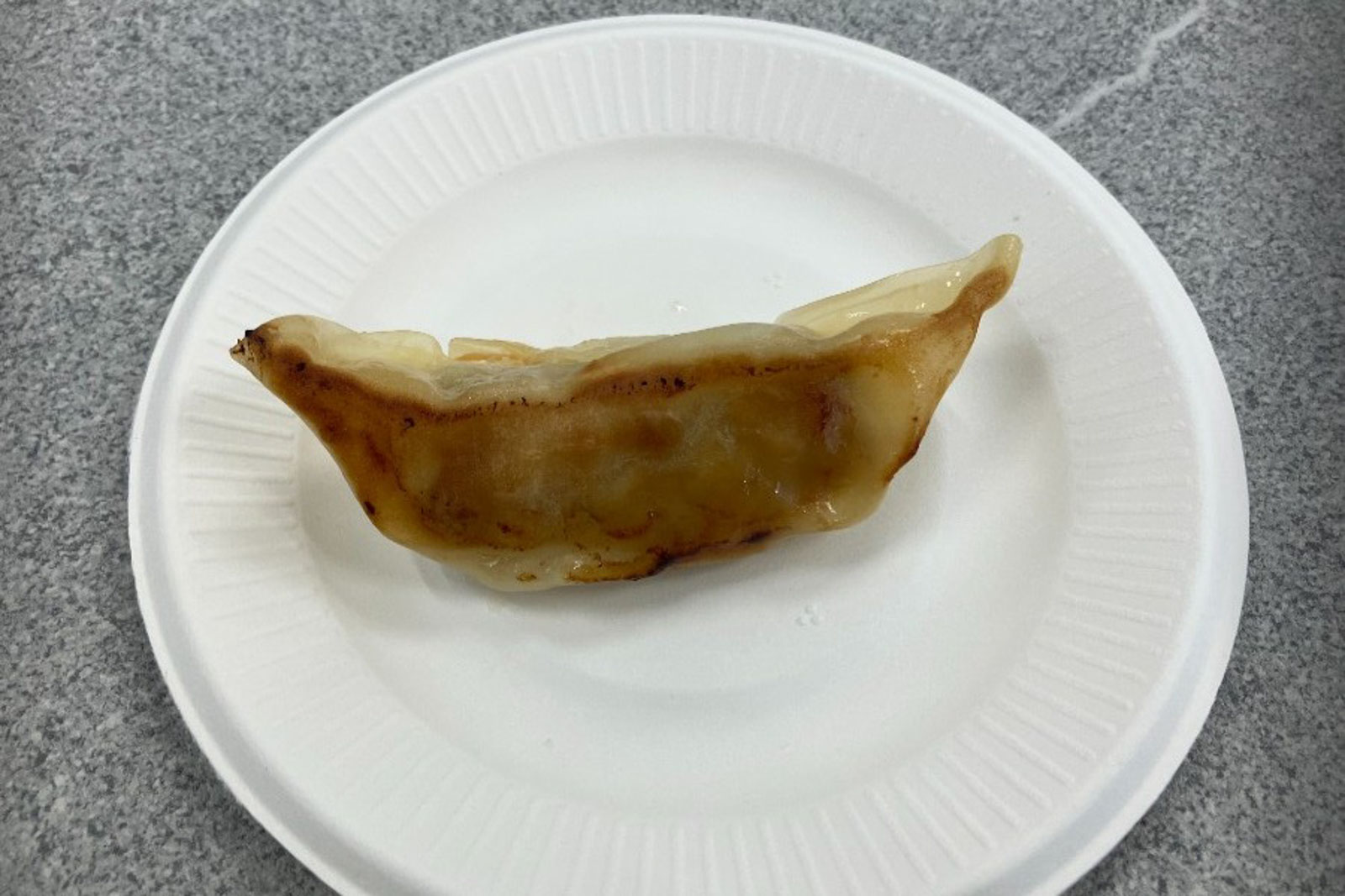 試食で提供された電子レンジ調理タイプの「AJINOMOTO ギョーザ＜レンジで大餃子＞」