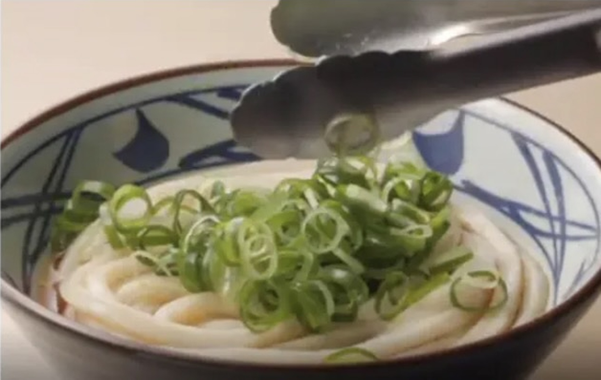 無料薬味とトッピングで自分好みに仕上げられる