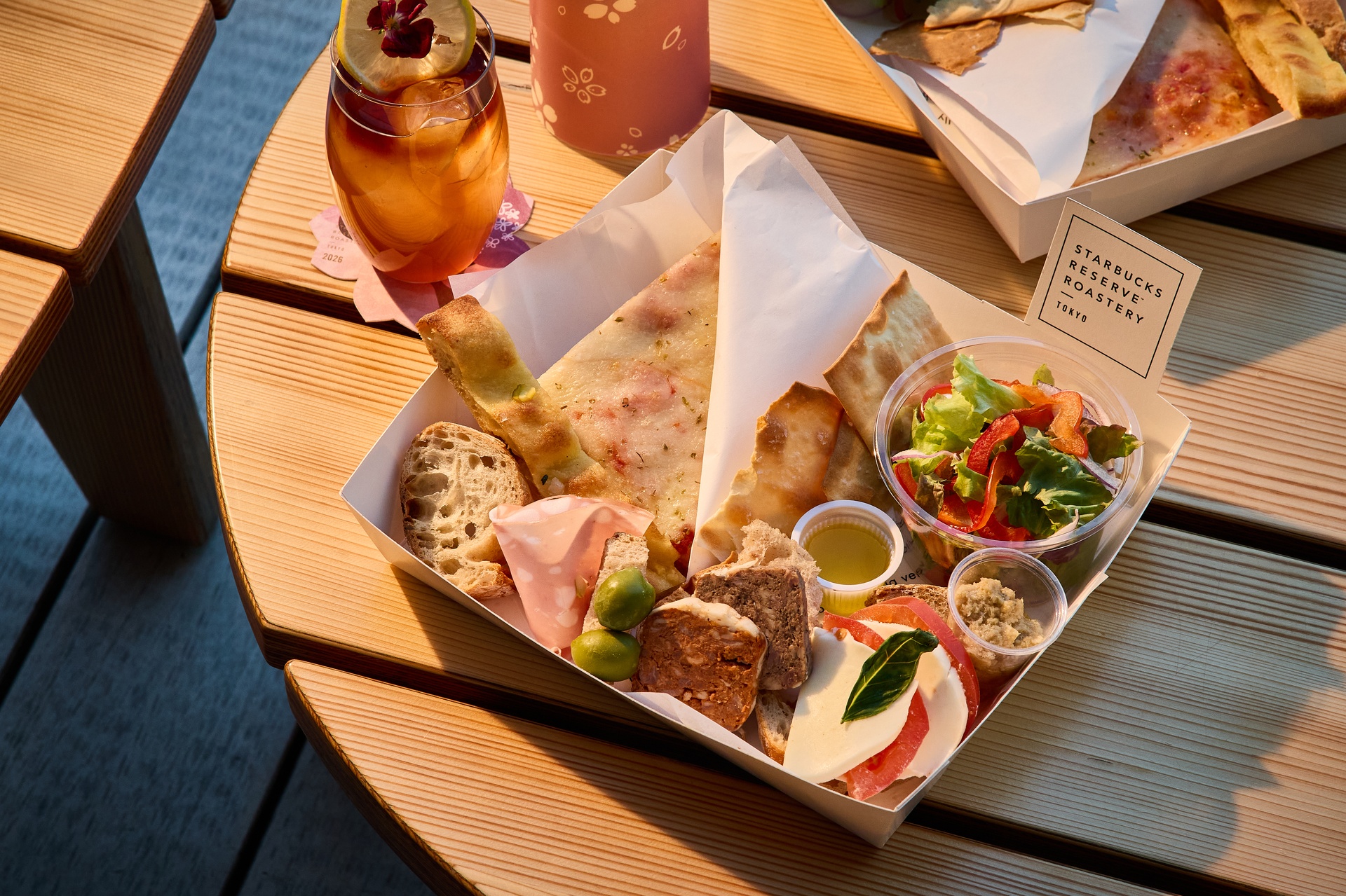 スターバックス リザーブ ロースタリー 東京の「ROASTERY TOKYO SAKURA Terrace」