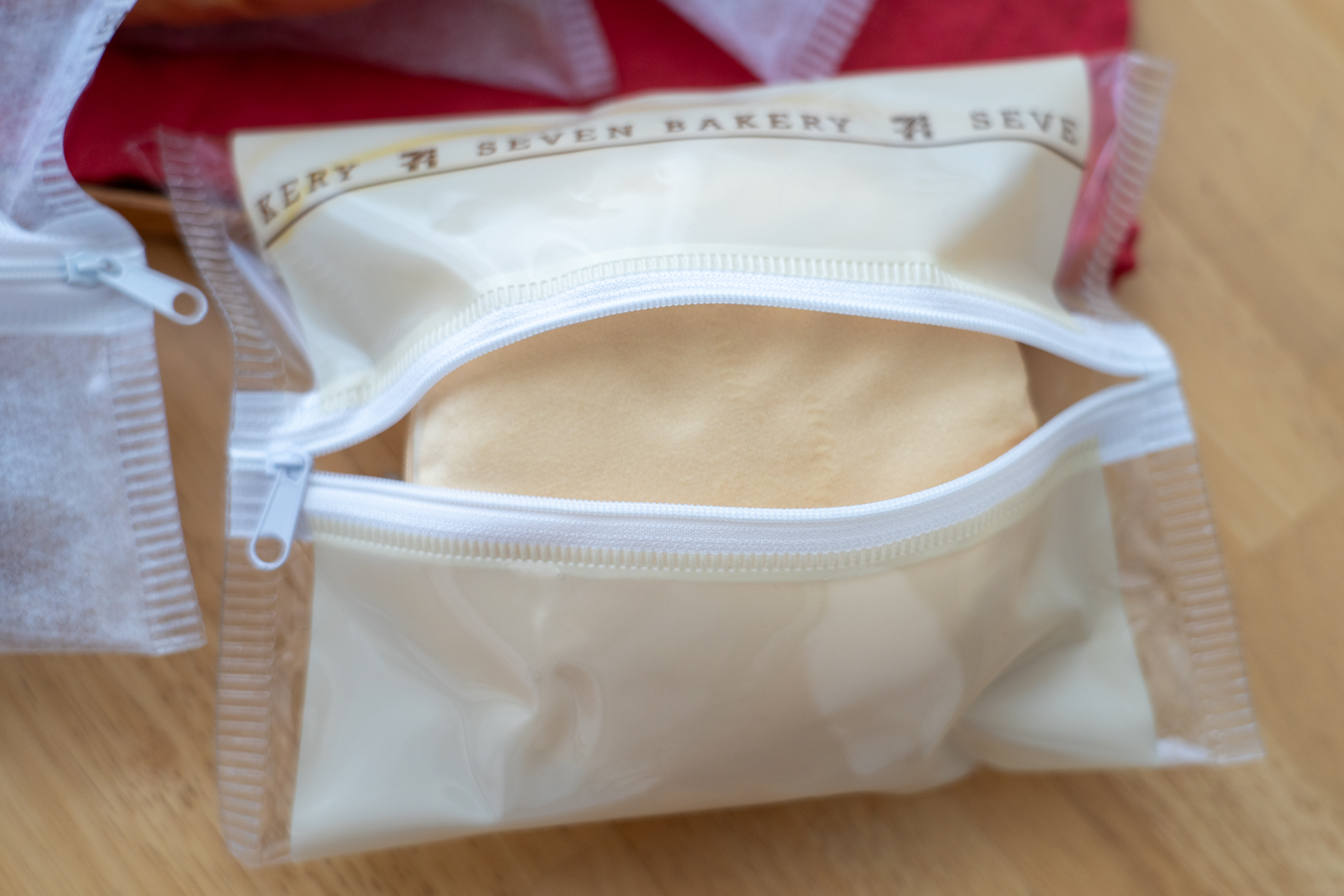 小物などを収納するのにぴったりの包装袋ポーチ