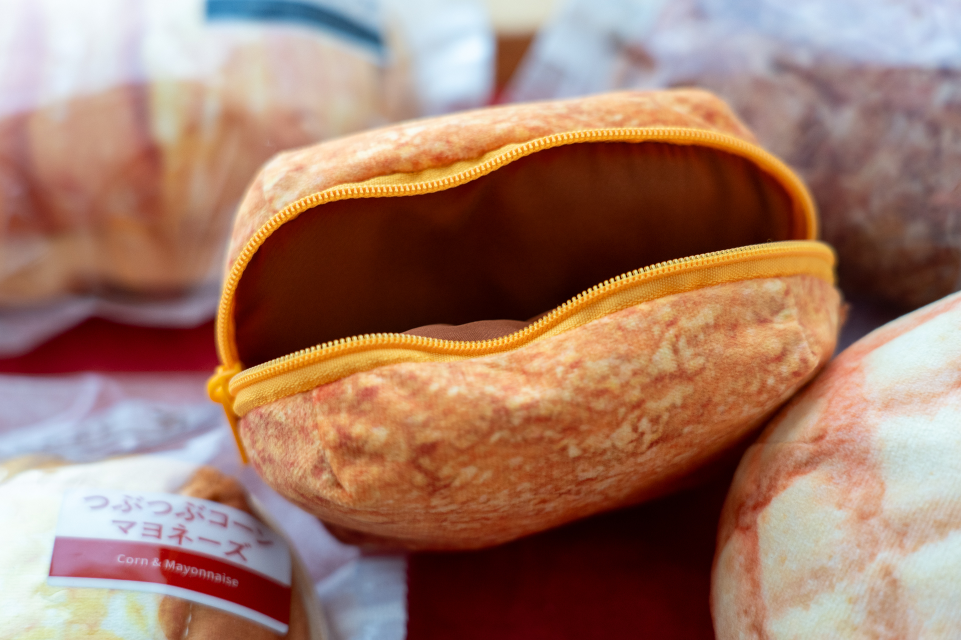 中身のパンもポーチになっている