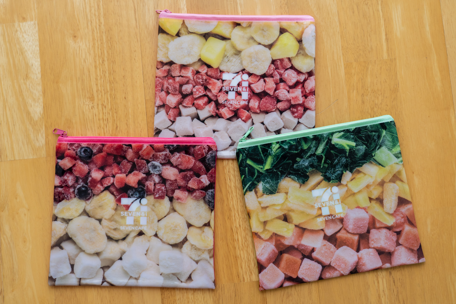 前面は「セブンカフェ スムージー」に使用されるフレッシュなフルーツが描かれている