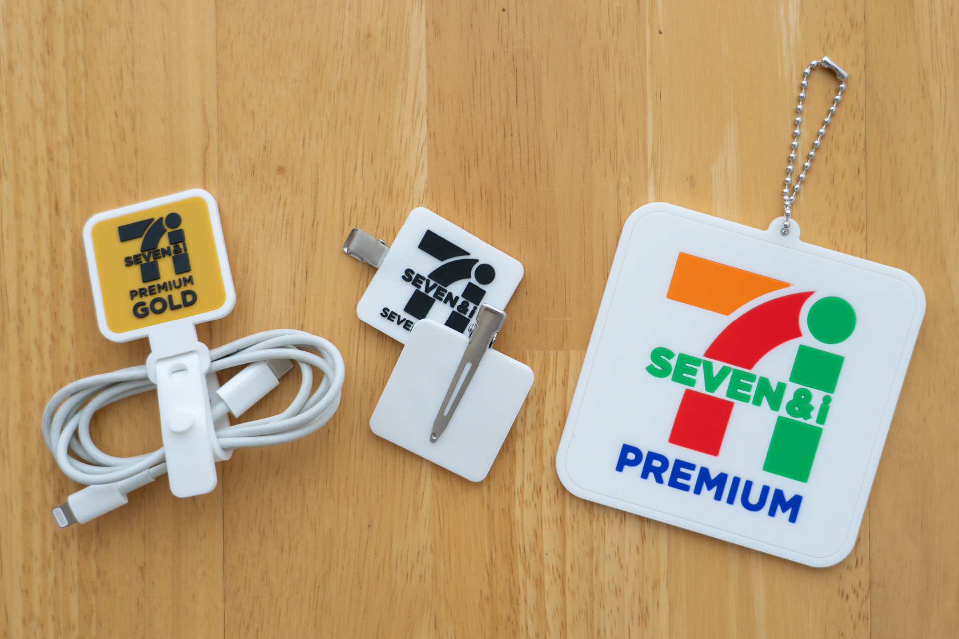 ラバーバンド（左）、前髪クリップ（中央）、コースター（右）