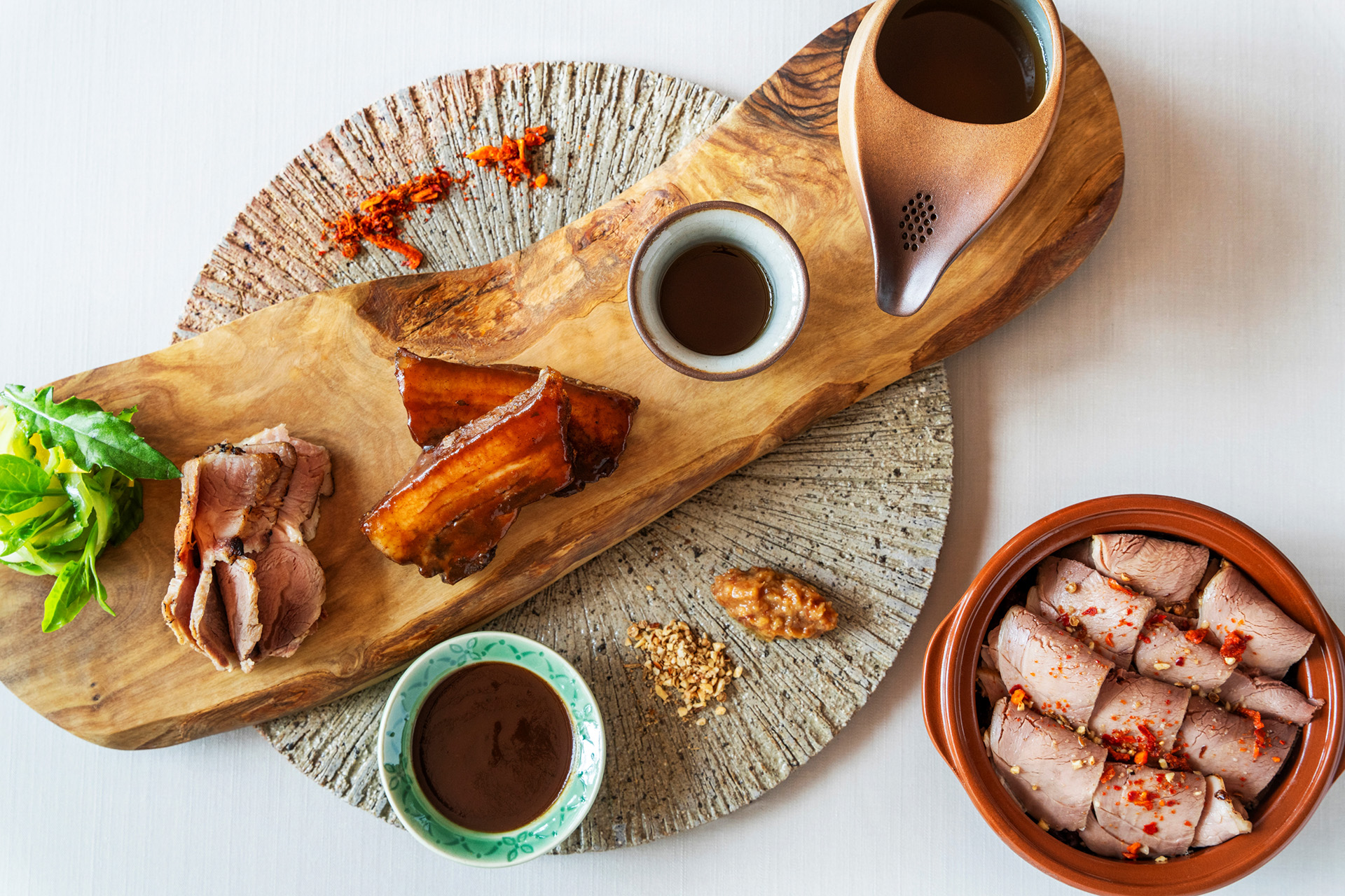 メイン料理「カマイのコンポジション。ロースト、コンソメ、ひつまぶし風」