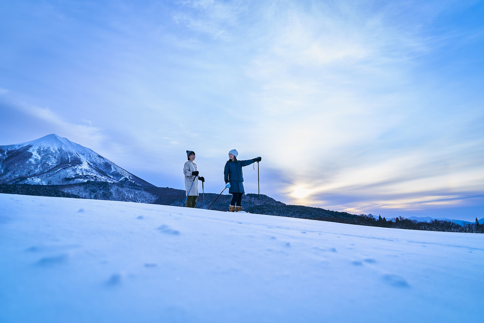 スノーシューを履いて散策する