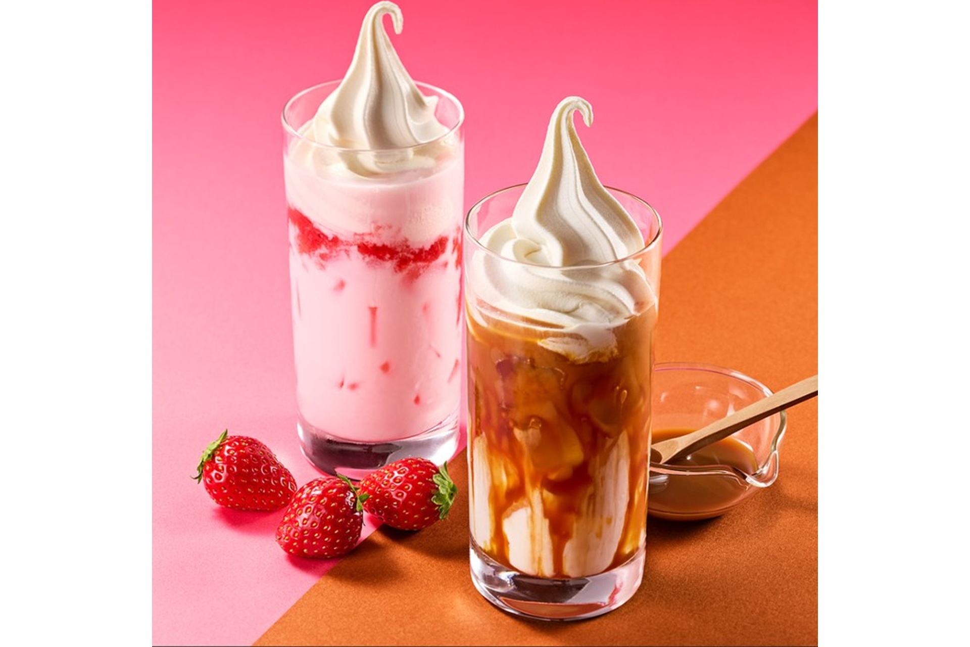 キャラメル カフェオーレフロート（右）、いちごミルクフロート（左）