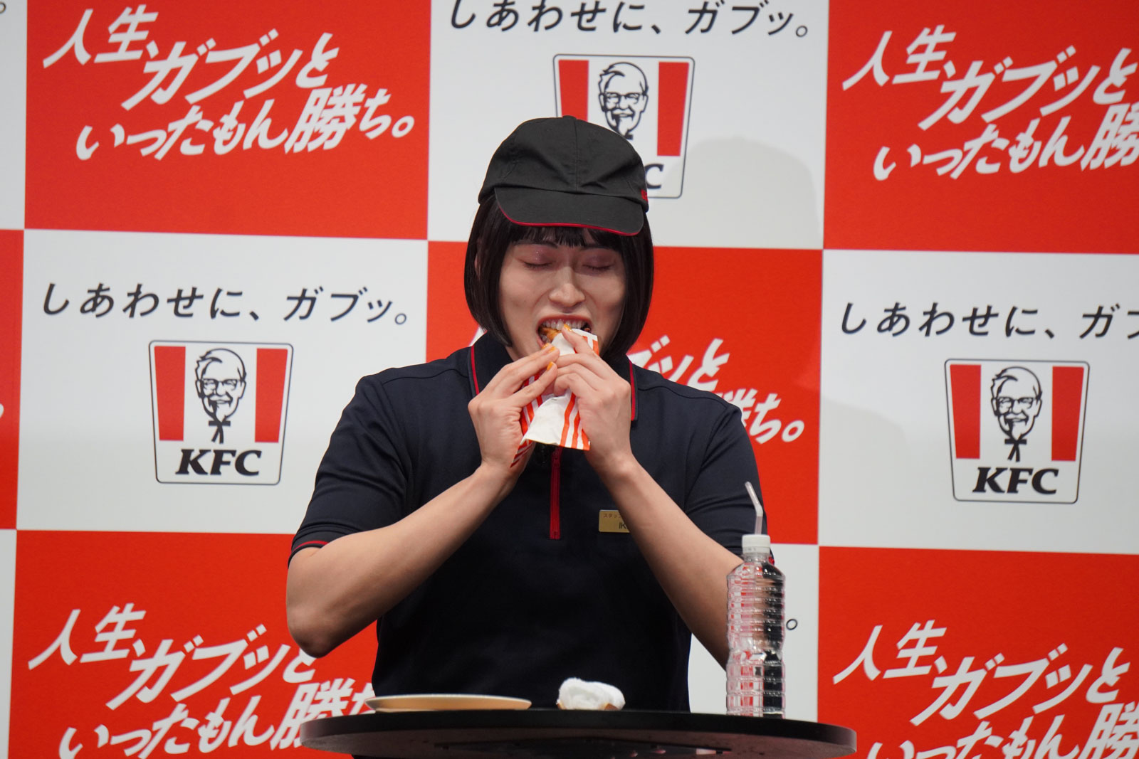 池田さんは「まるかじりケンタ」を試食して味わいを堪能